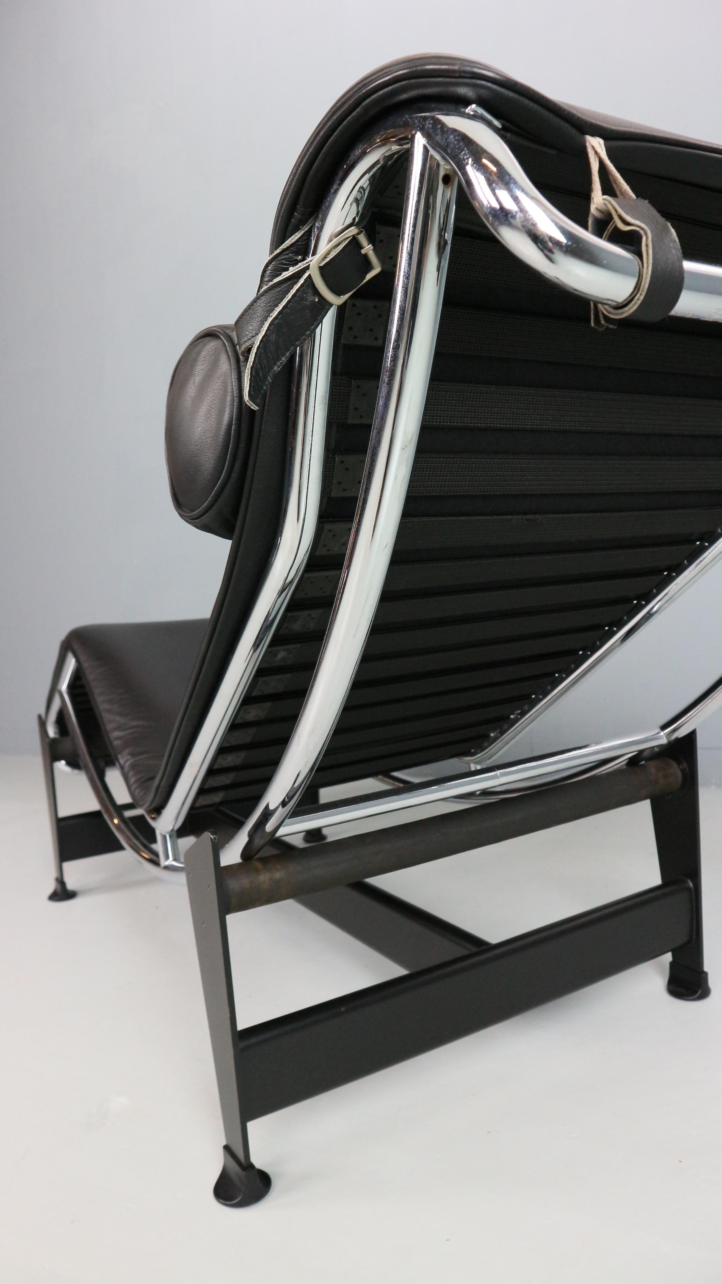 White leather LC4 chaise longue by Le Corbusier for Cassina, 1980s For Sale 6