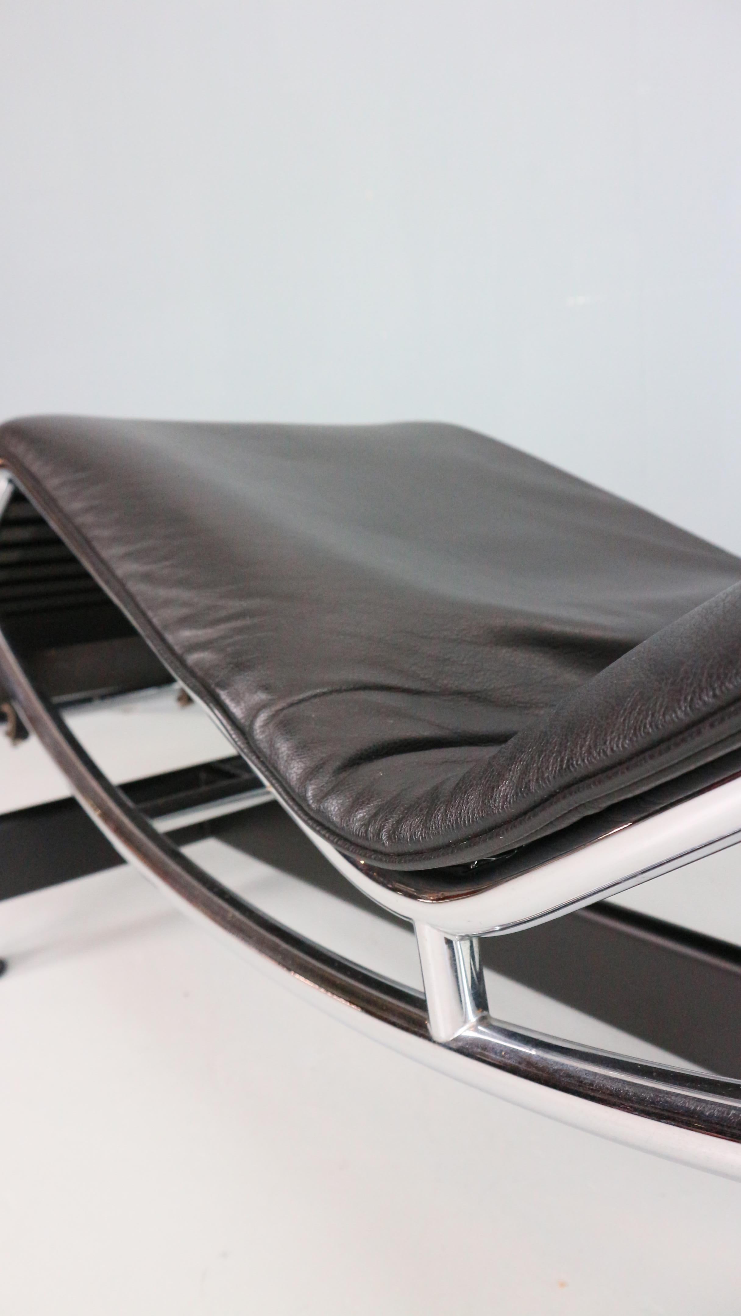 White leather LC4 chaise longue by Le Corbusier for Cassina, 1980s For Sale 7