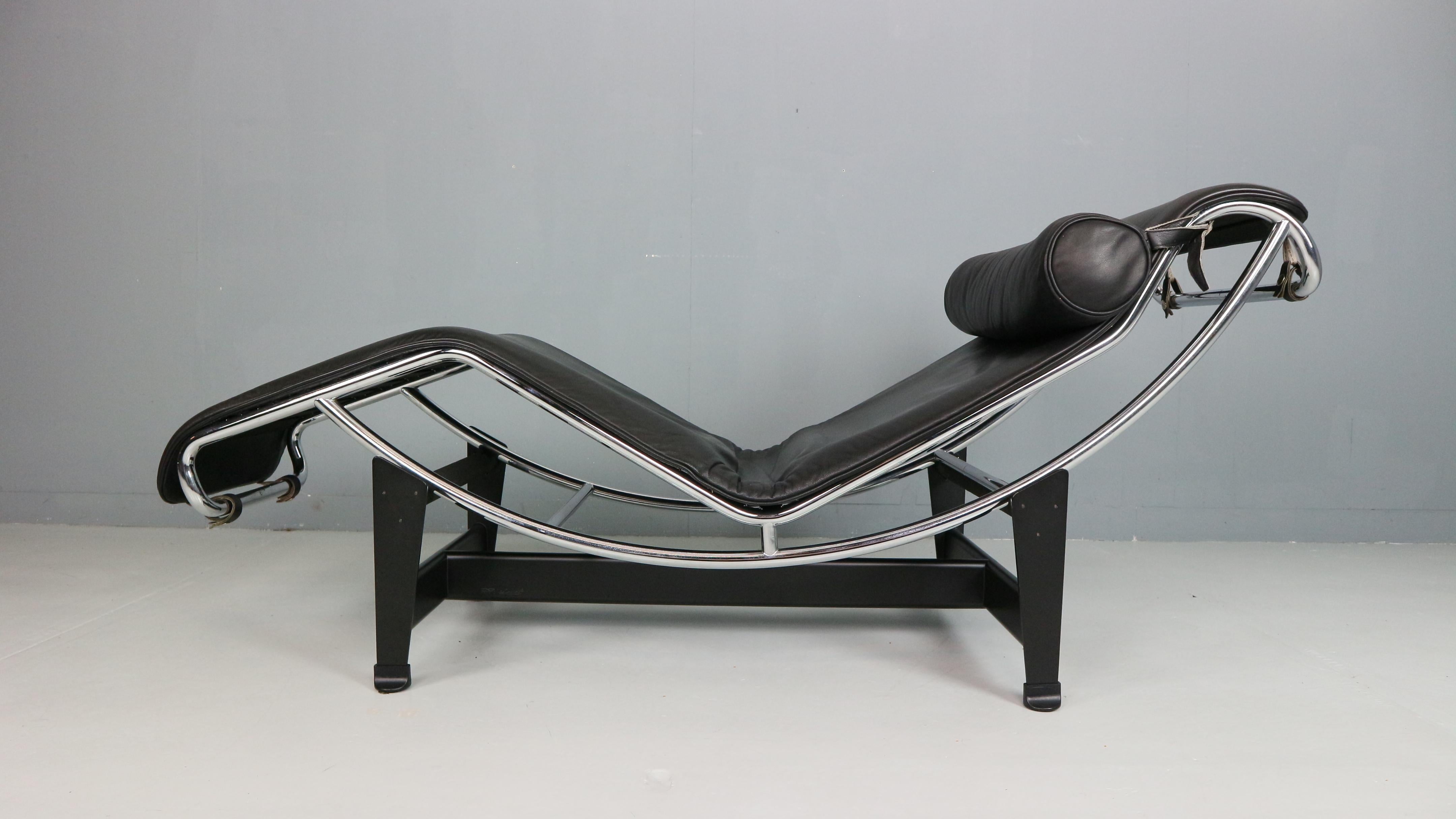 Italian White leather LC4 chaise longue by Le Corbusier for Cassina, 1980s For Sale
