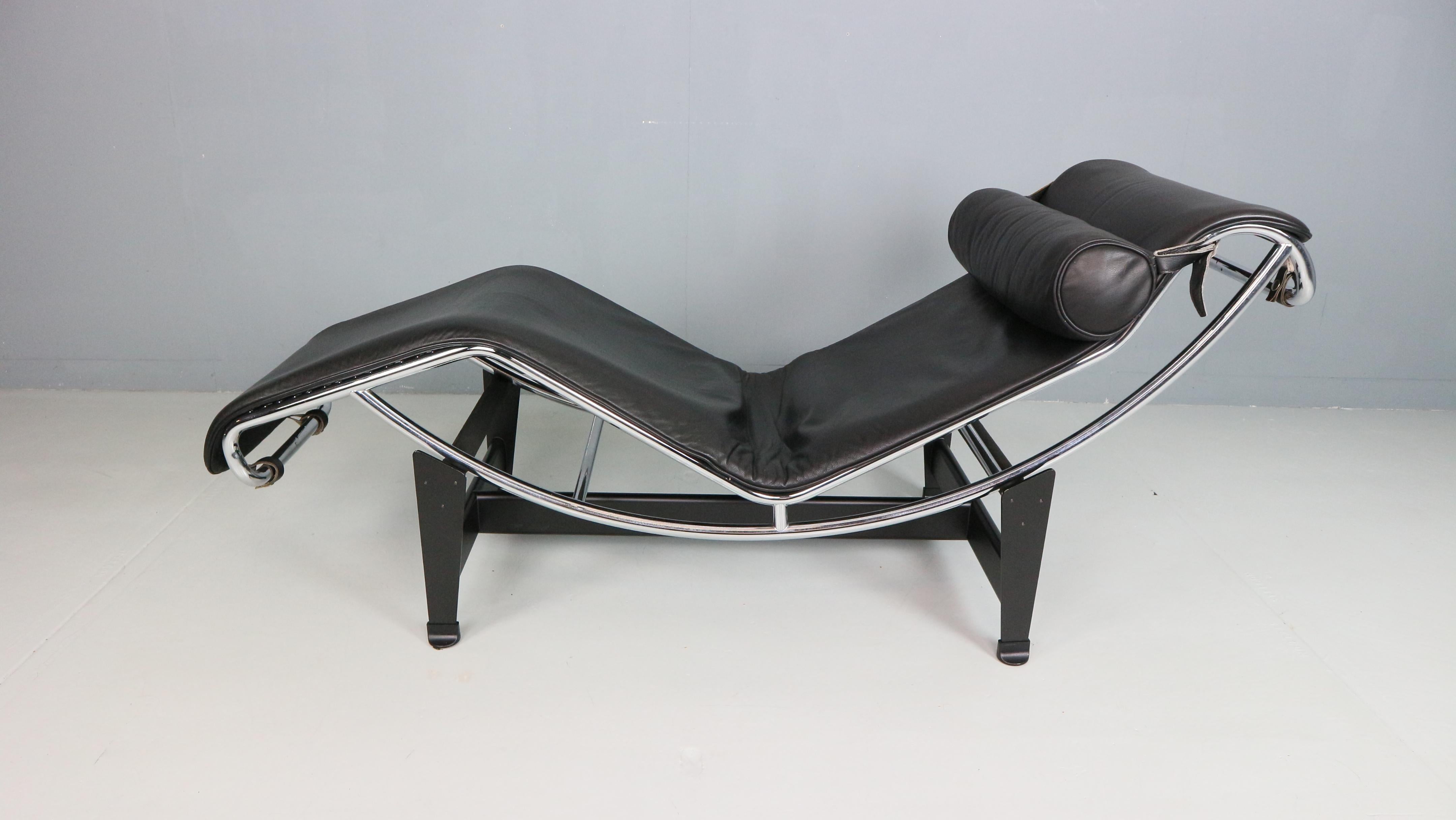 White leather LC4 chaise longue by Le Corbusier for Cassina, 1980s In Good Condition For Sale In The Hague, NL