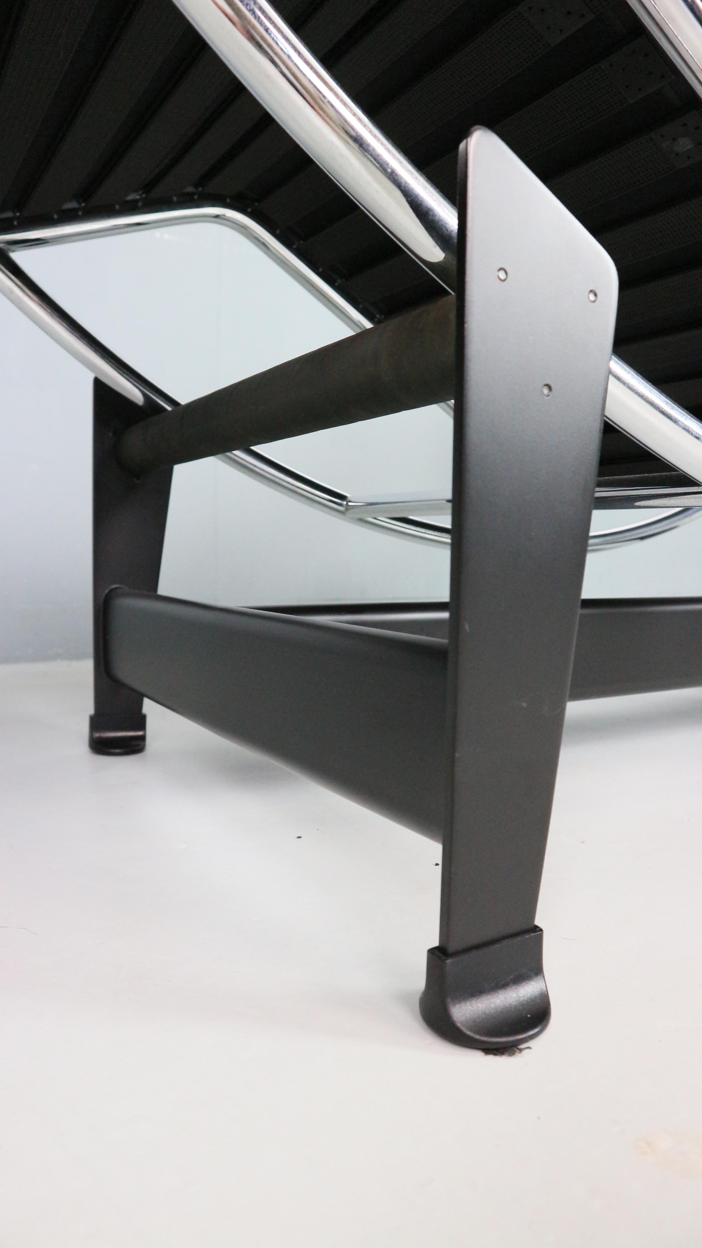 Metal White leather LC4 chaise longue by Le Corbusier for Cassina, 1980s For Sale