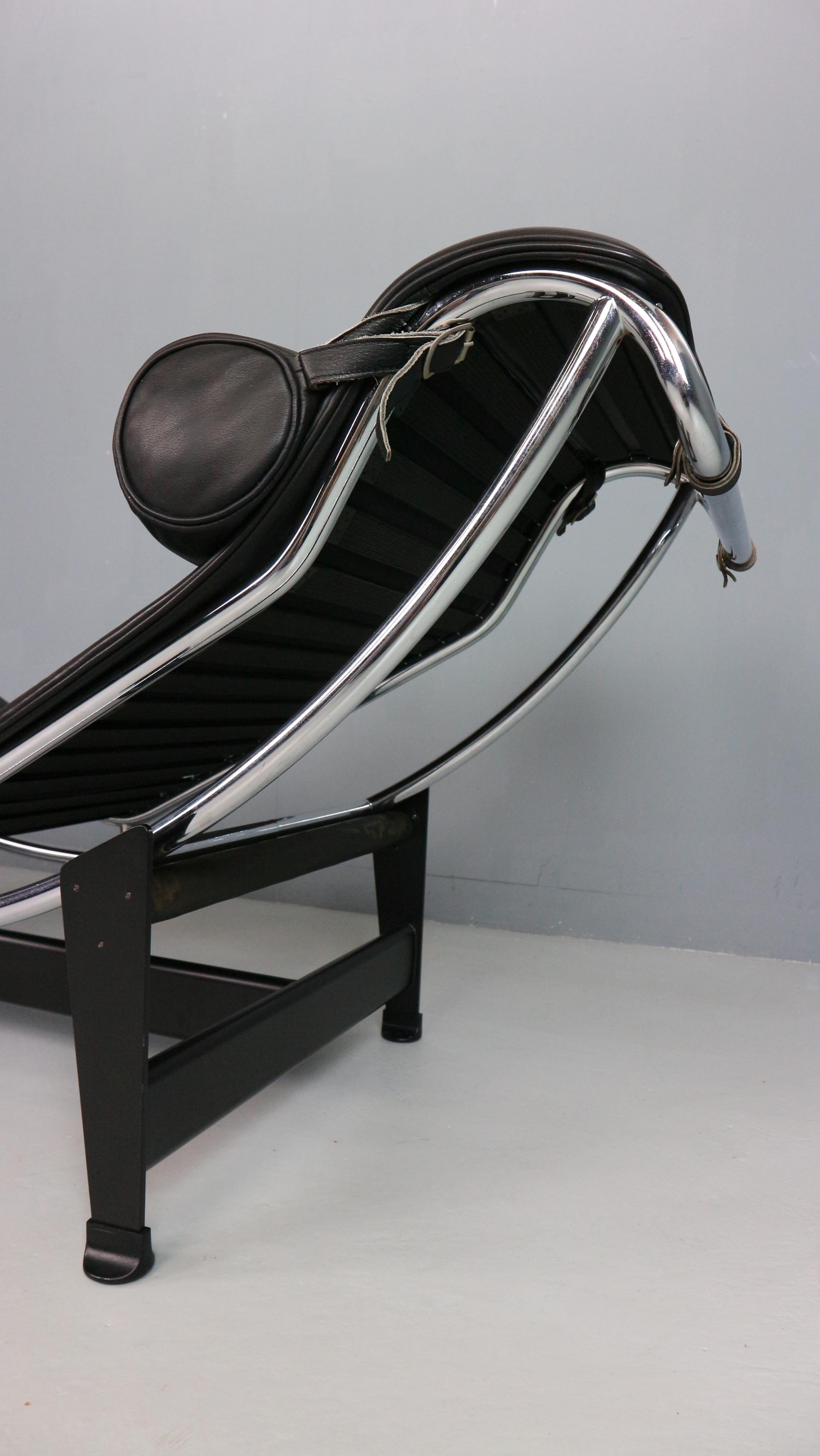 White leather LC4 chaise longue by Le Corbusier for Cassina, 1980s For Sale 1