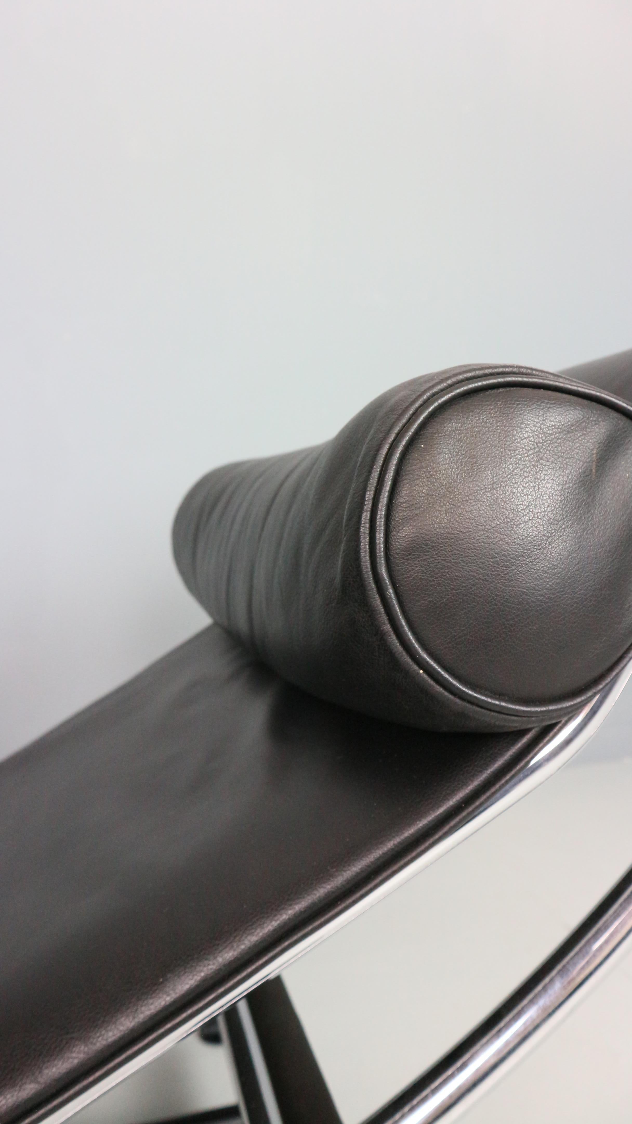 White leather LC4 chaise longue by Le Corbusier for Cassina, 1980s For Sale 2