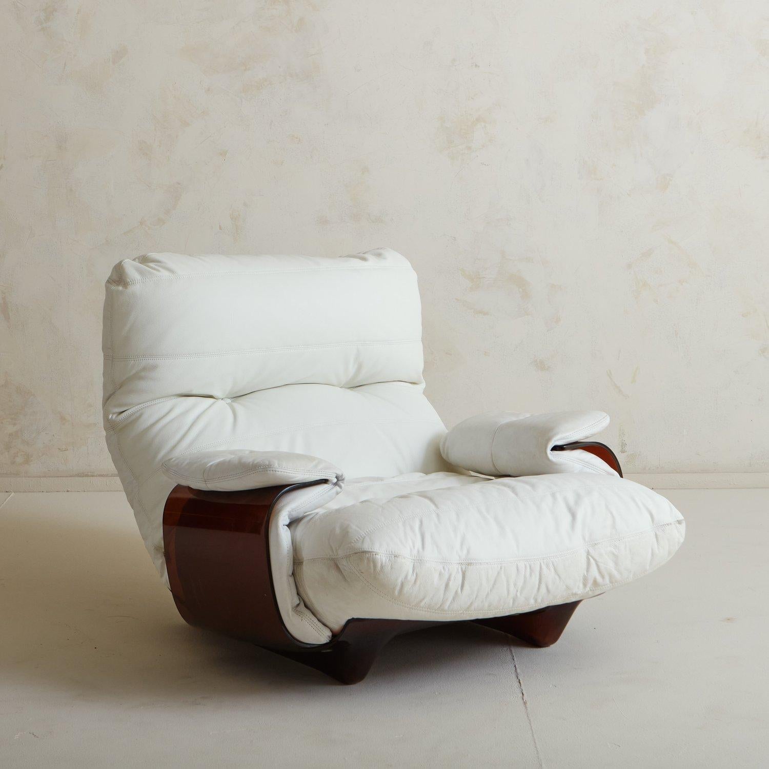 Conçue par Michel Ducaroy pour Lignet Roset, la chaise Marsala se caractérise par une structure sculpturale en plexiglas ambré entièrement incurvée. Cette chaise Marsala est recouverte d'un magnifique cuir blanc. L'étiquette d'origine 