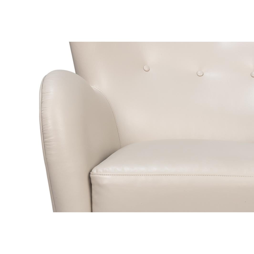 Moderner Ohrensessel aus weißem Leder im Angebot 4