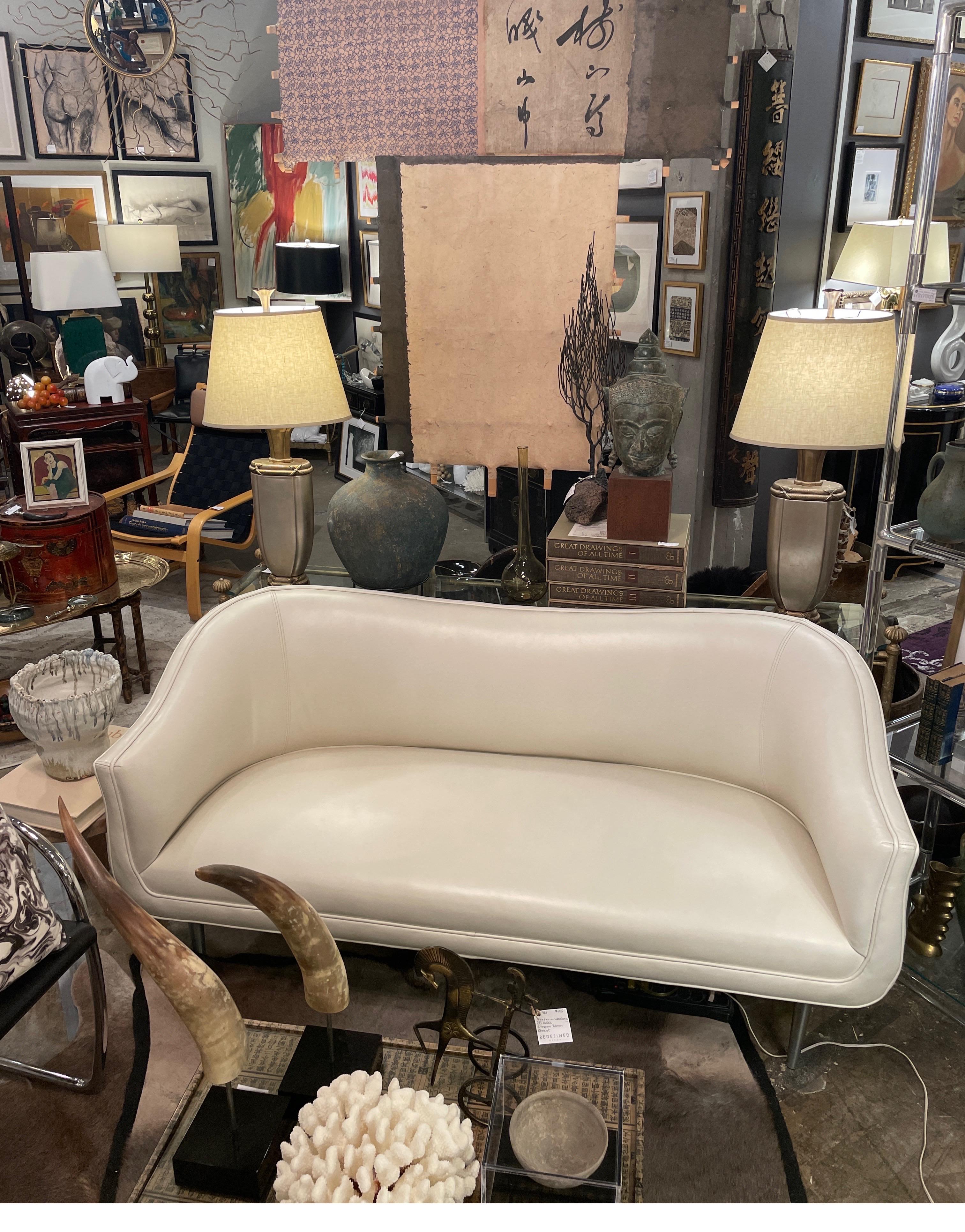 White leather settee by Edward Wormly In Good Condition For Sale In Winnetka, IL