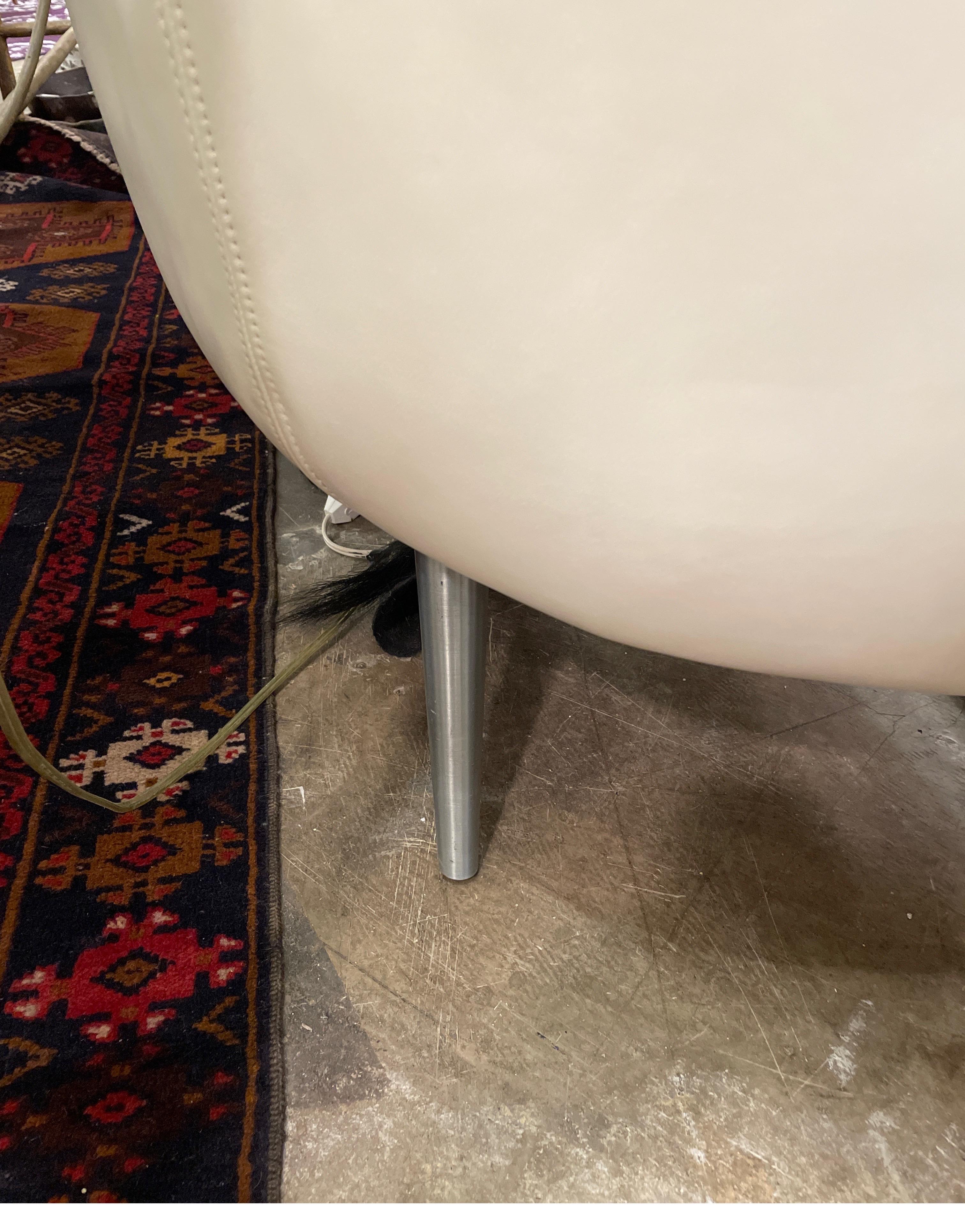 White leather settee by Edward Wormly For Sale 1