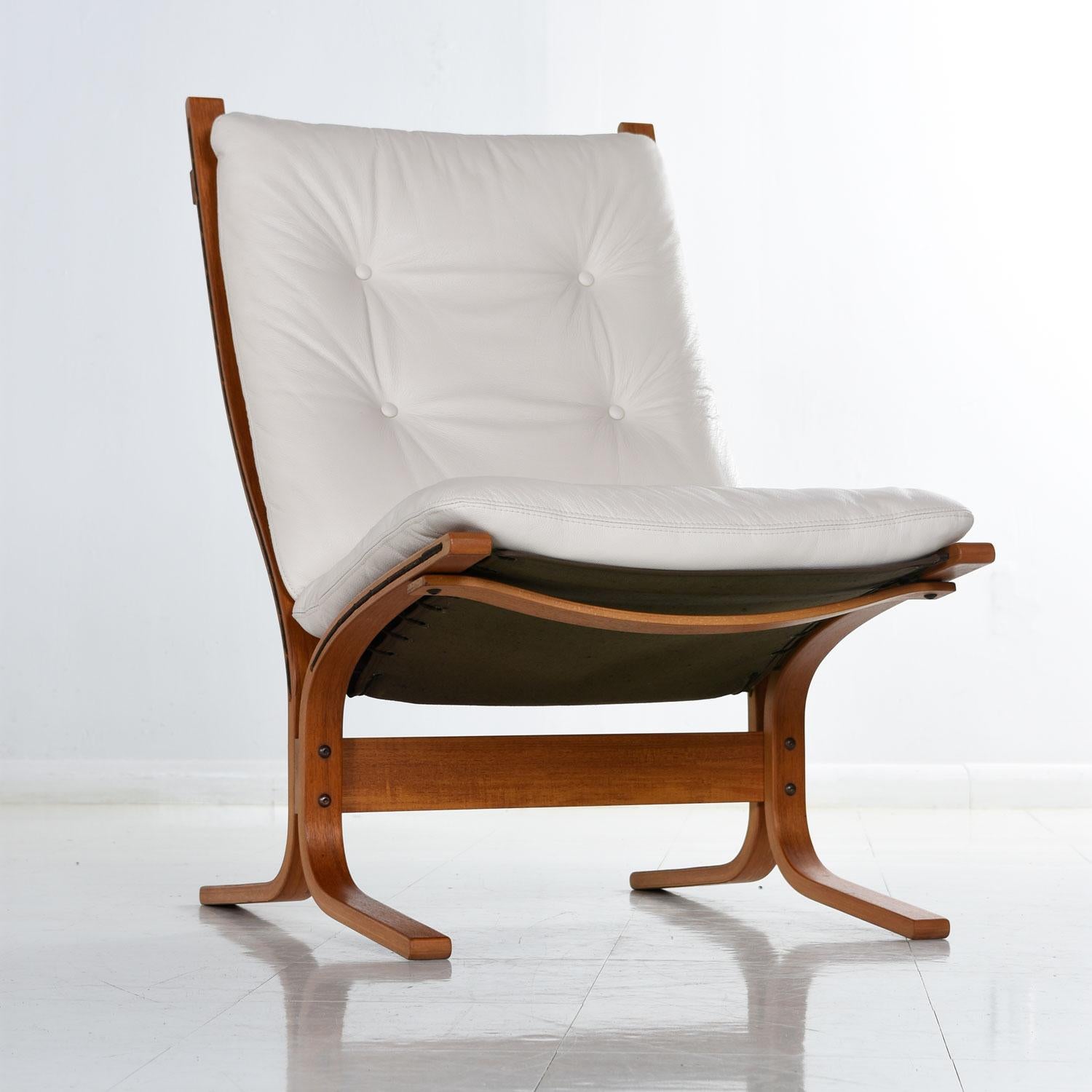 Norwegian White Leather Siesta Lounge Chairs and Ottoman by Ekornes of Norway
