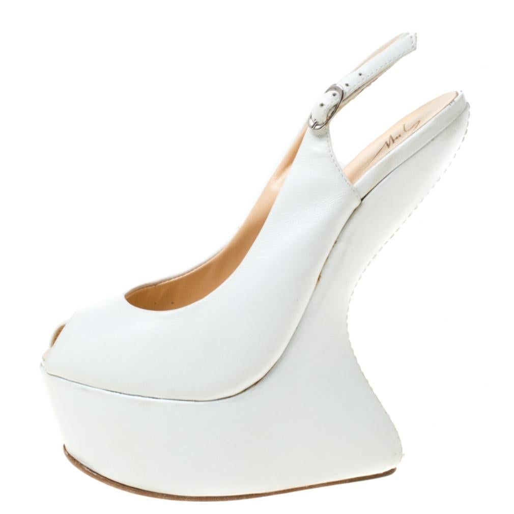 For the woman who loves to experiment with her style, these Giuseppe Zanotti heeless sandals are sure to make a great buy. They are meticulously crafted from white leather and they feature buckle fastenings and peep toes. To top it off, the pair is