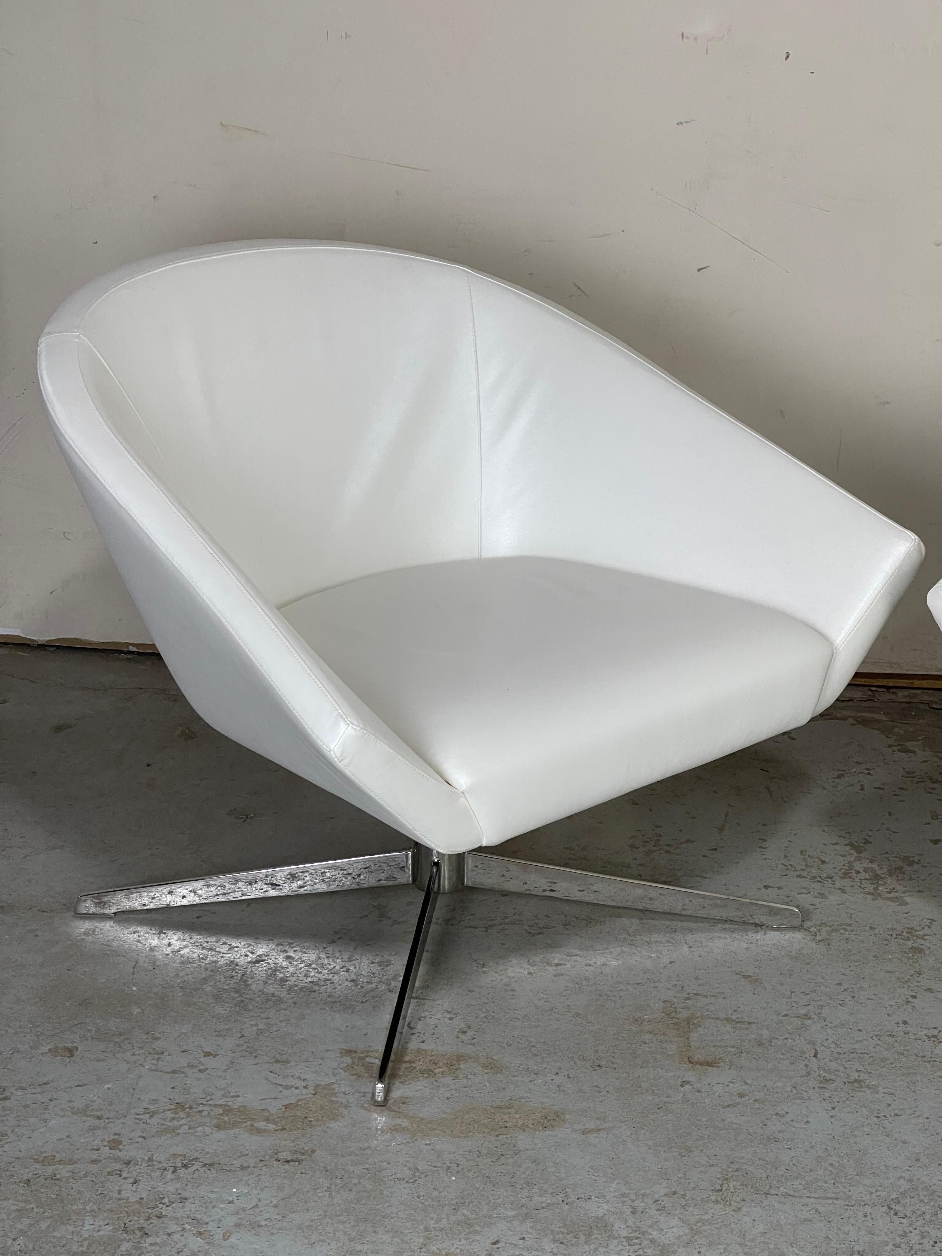 White Leather Swivel Lounge Chairs by Jeffrey Bernett for Bernhardt In Good Condition In Framingham, MA