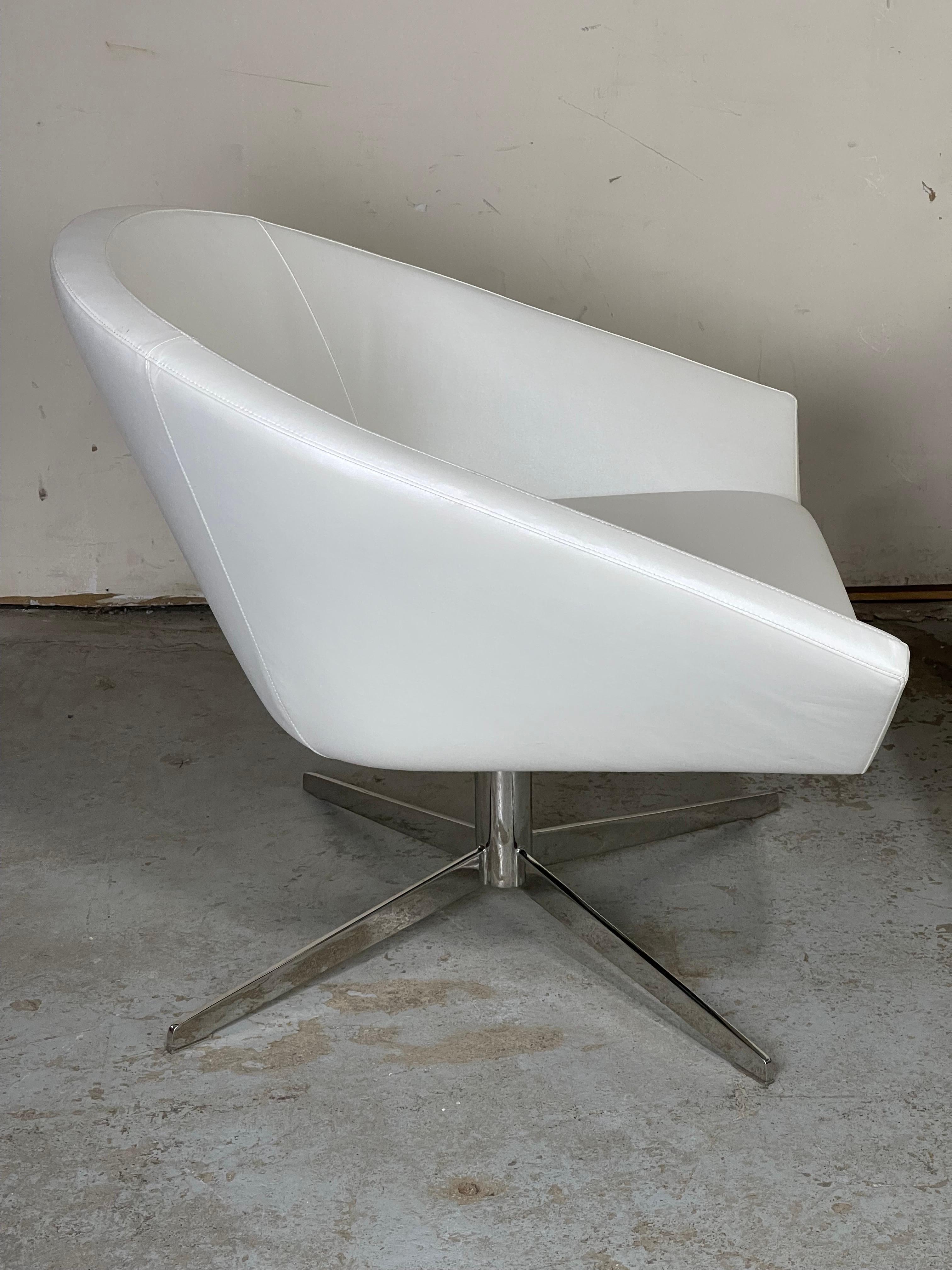 White Leather Swivel Lounge Chairs by Jeffrey Bernett for Bernhardt 2