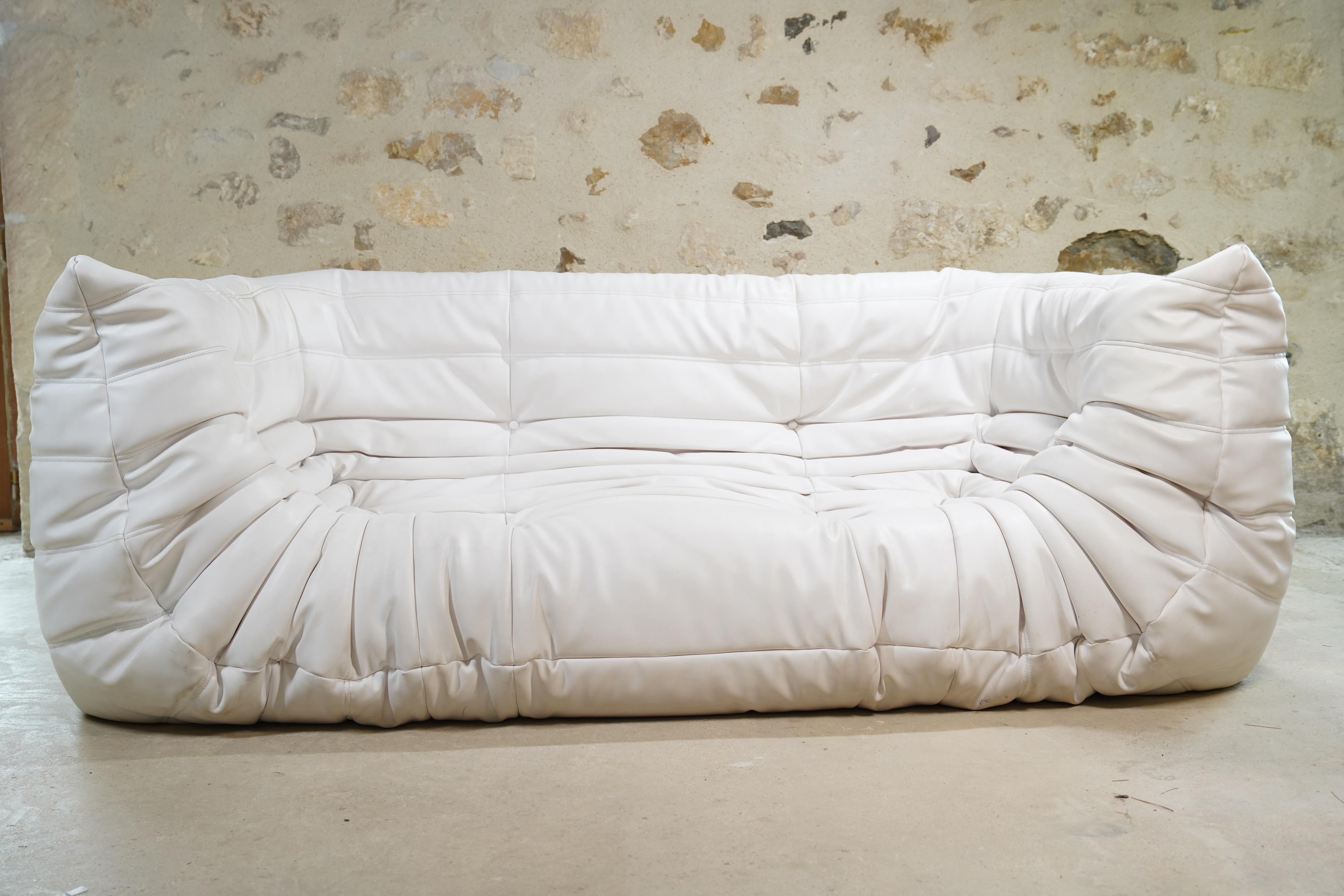 Magnifique canapé Togo à trois places en cuir blanc conçu par Michel Ducaroy pour Ligne Roset en 2008. (Deux disponibles - l'autre fait l'objet d'une annonce séparée).

Le designer Michel Ducaroy s'est inspiré d'un tube de dentifrice en aluminium