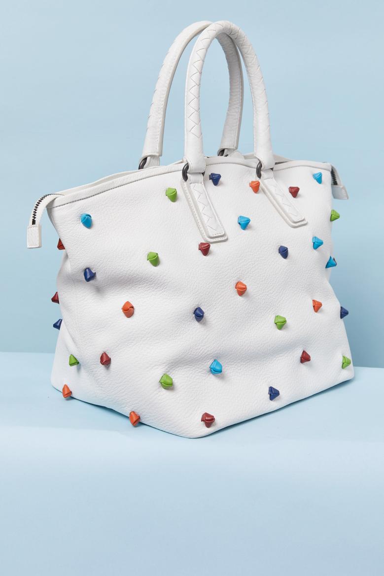 White leather top handle bag with multicolor knot. Top zip closure. Suede lining. 2 pockets inside ( one flat, one with zip closure) 
SIZE : 27cm X 28cm X 22cm
Handle lenght = 36cm
