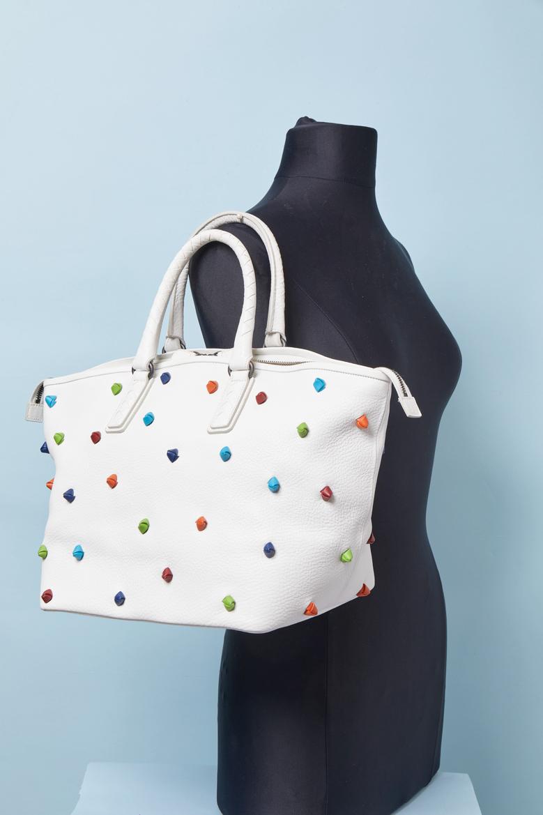 White leather top handle bag with multicolor knot BOTTEGA VENETA en vente 1