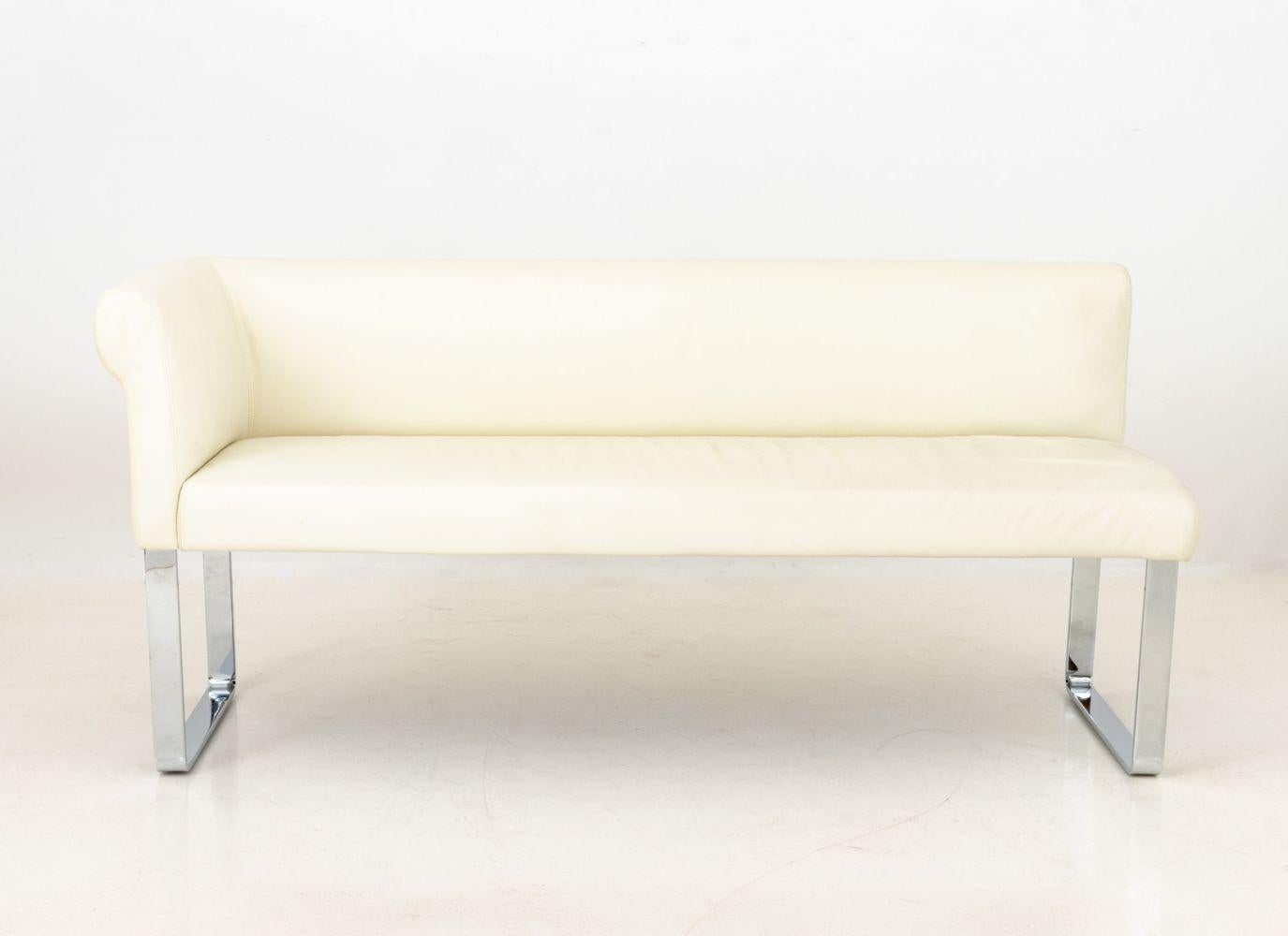 Coppia di banquette cromate rivestite in pelle bianca, una con bracciolo singolo. Più grande: 31