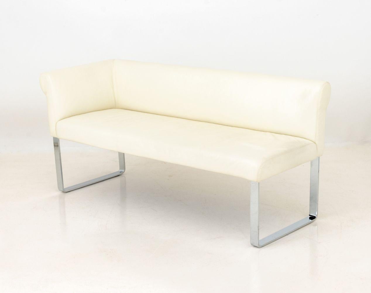 Moderno Banchetti cromati imbottiti in pelle bianca, coppia in vendita