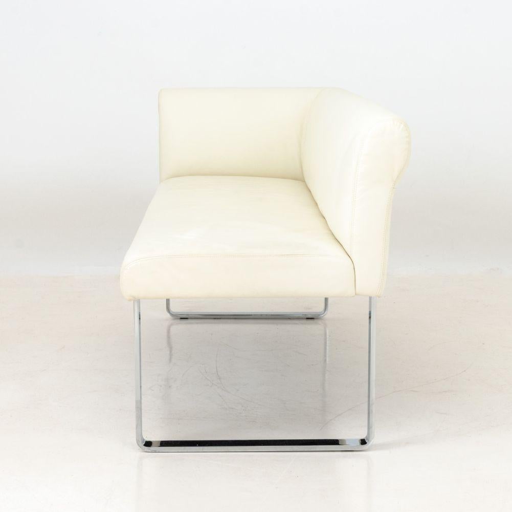 Banchetti cromati imbottiti in pelle bianca, coppia In condizioni buone in vendita a Astoria, NY