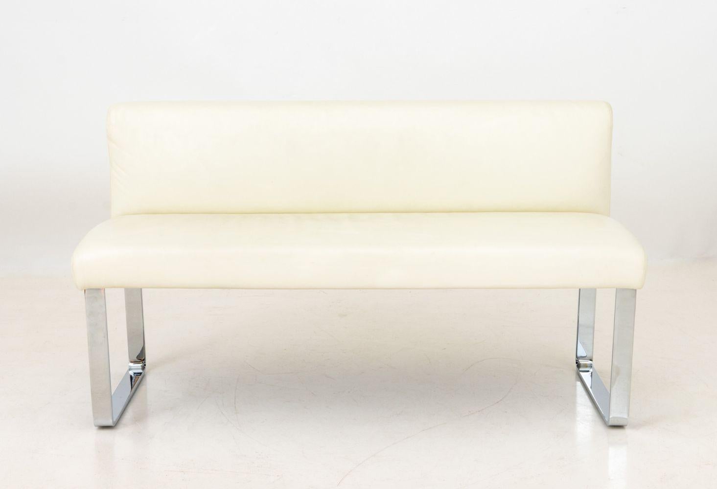 Pelle Banchetti cromati imbottiti in pelle bianca, coppia in vendita