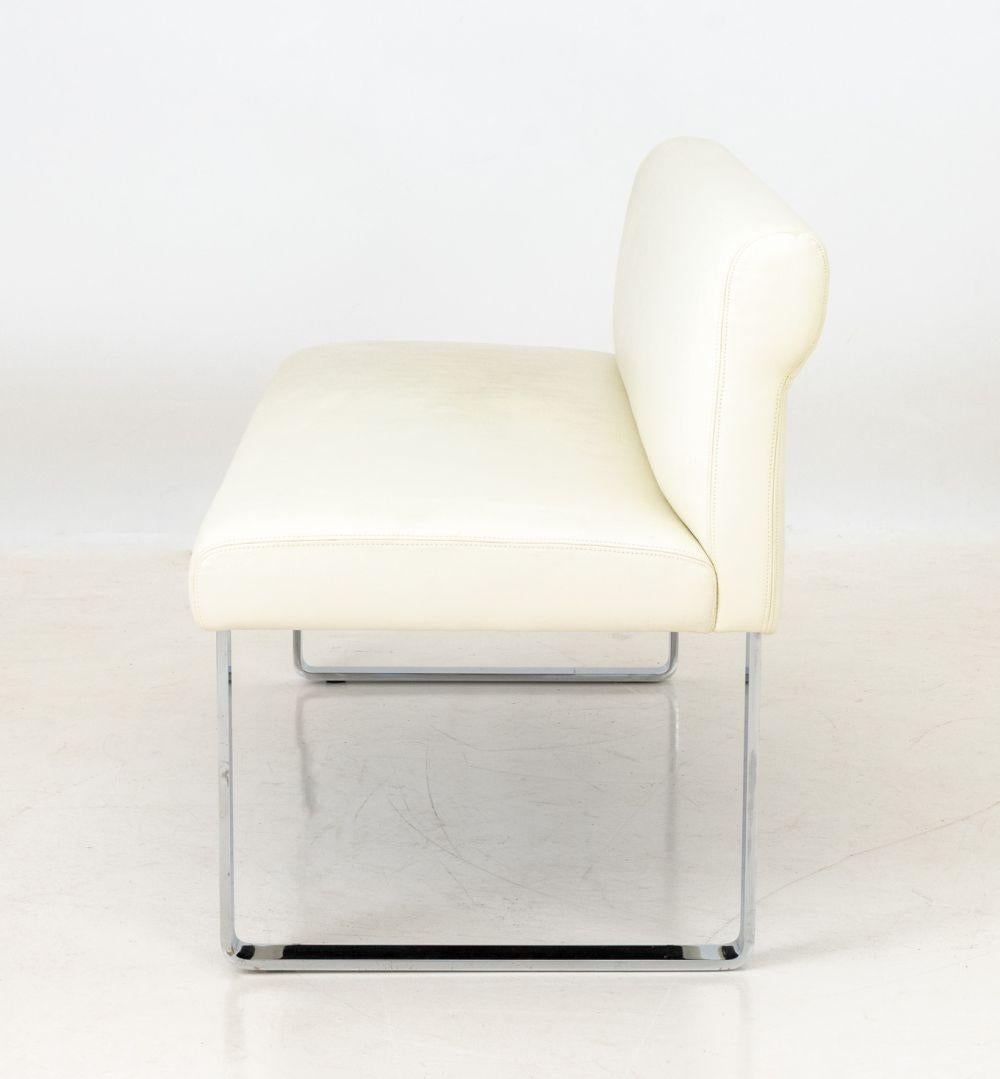 Banchetti cromati imbottiti in pelle bianca, coppia in vendita 2