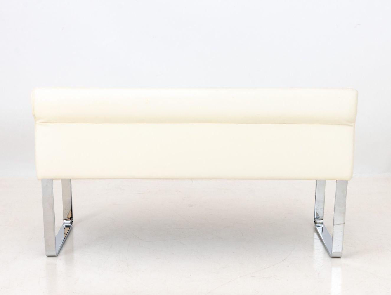 Banchetti cromati imbottiti in pelle bianca, coppia in vendita 3