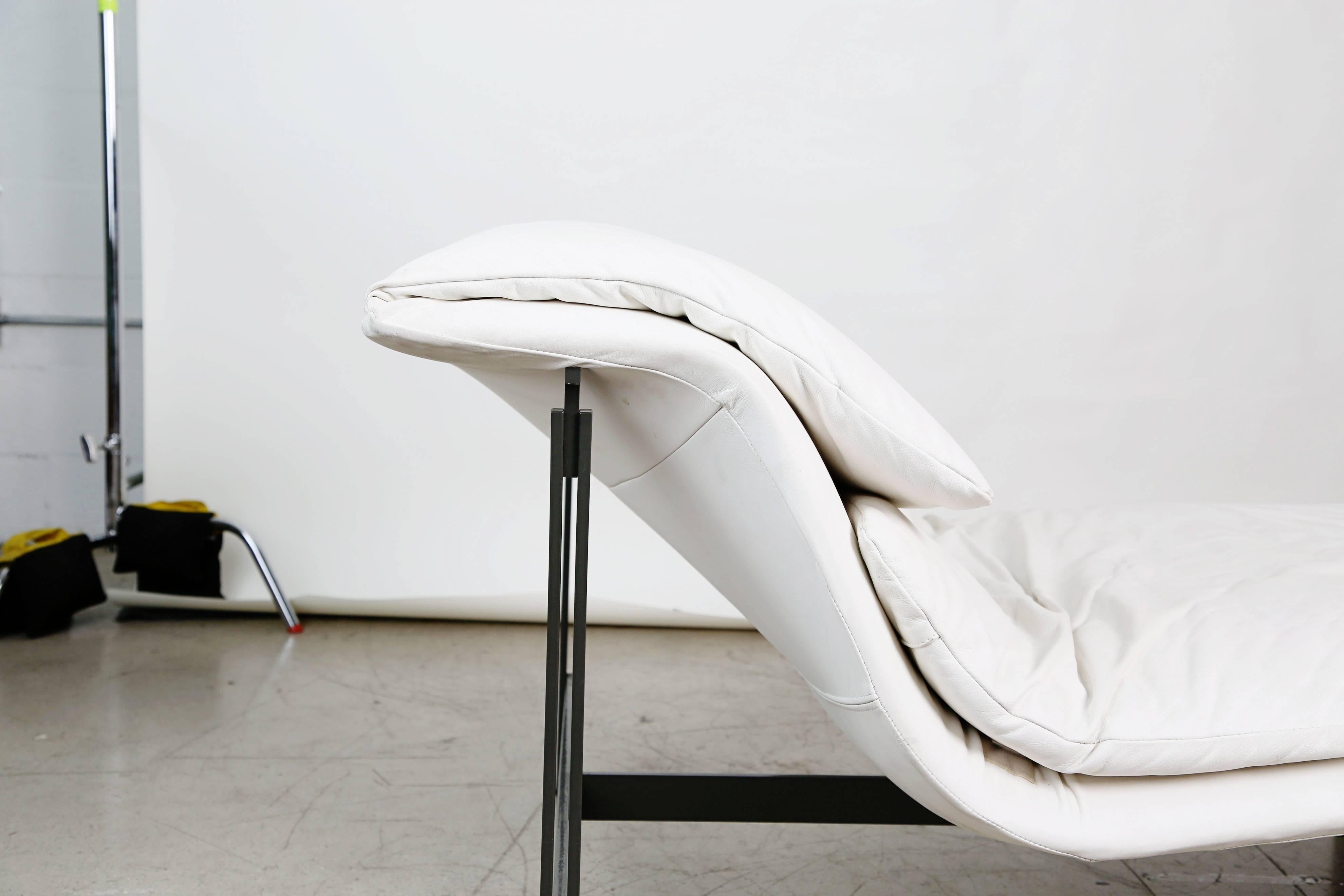Late 20th Century White Leather Wave Chaise Longue by Giovanni Offredi for Saporiti Italia