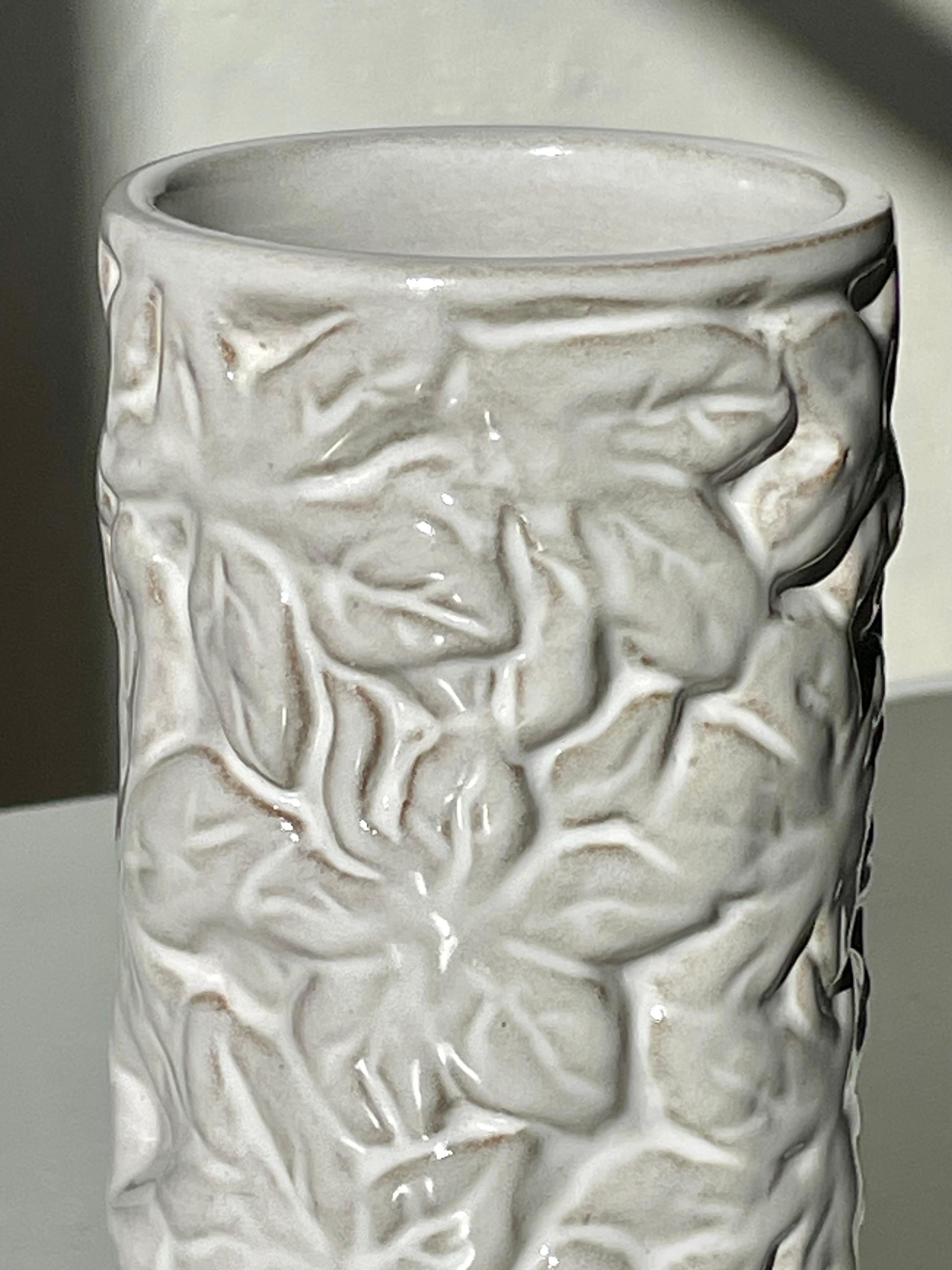 White Leaves Decor Vintage Vase  For Sale 3