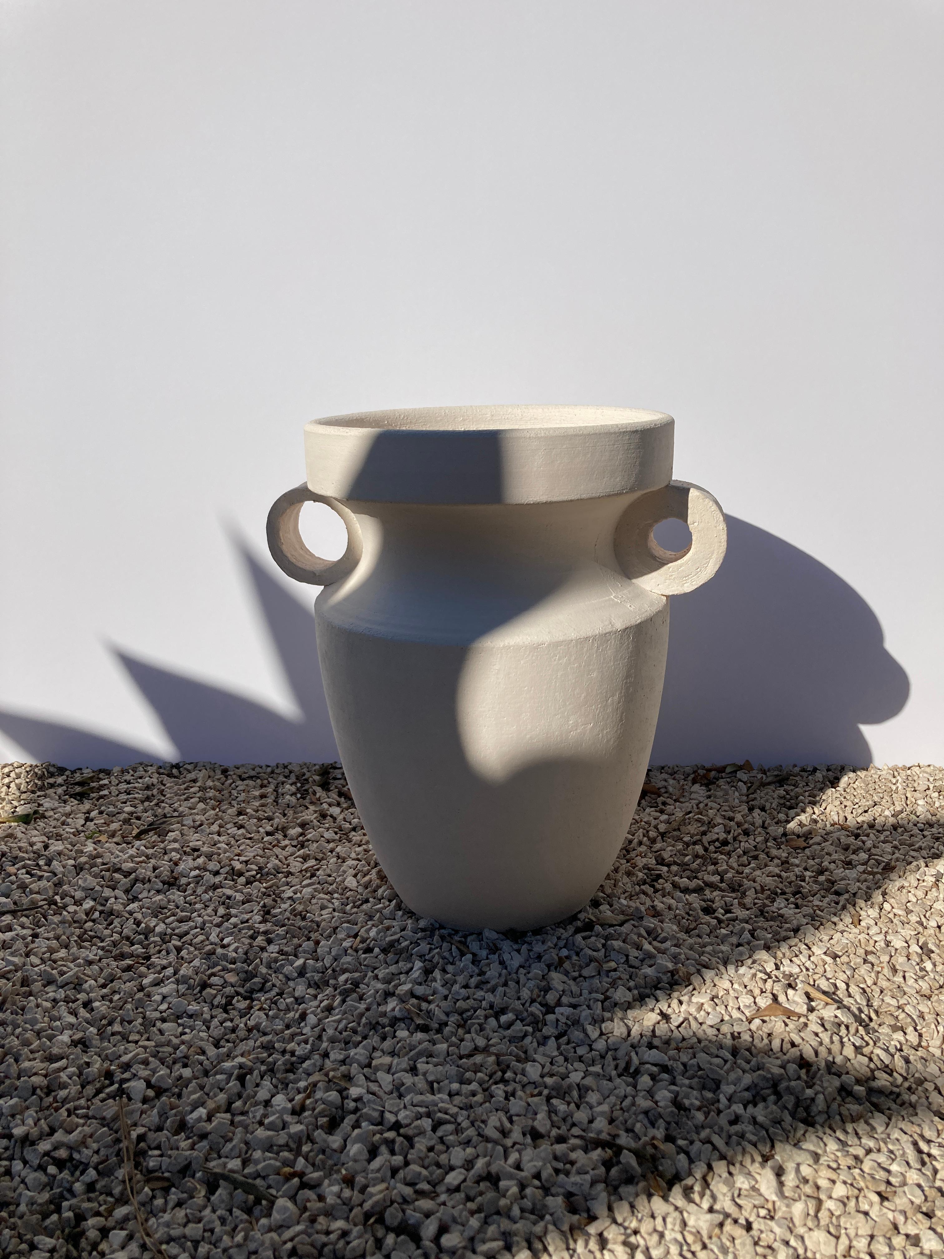 Moderne Les Inseparables - Vase à fleurs blanc par Lea Ginac en vente