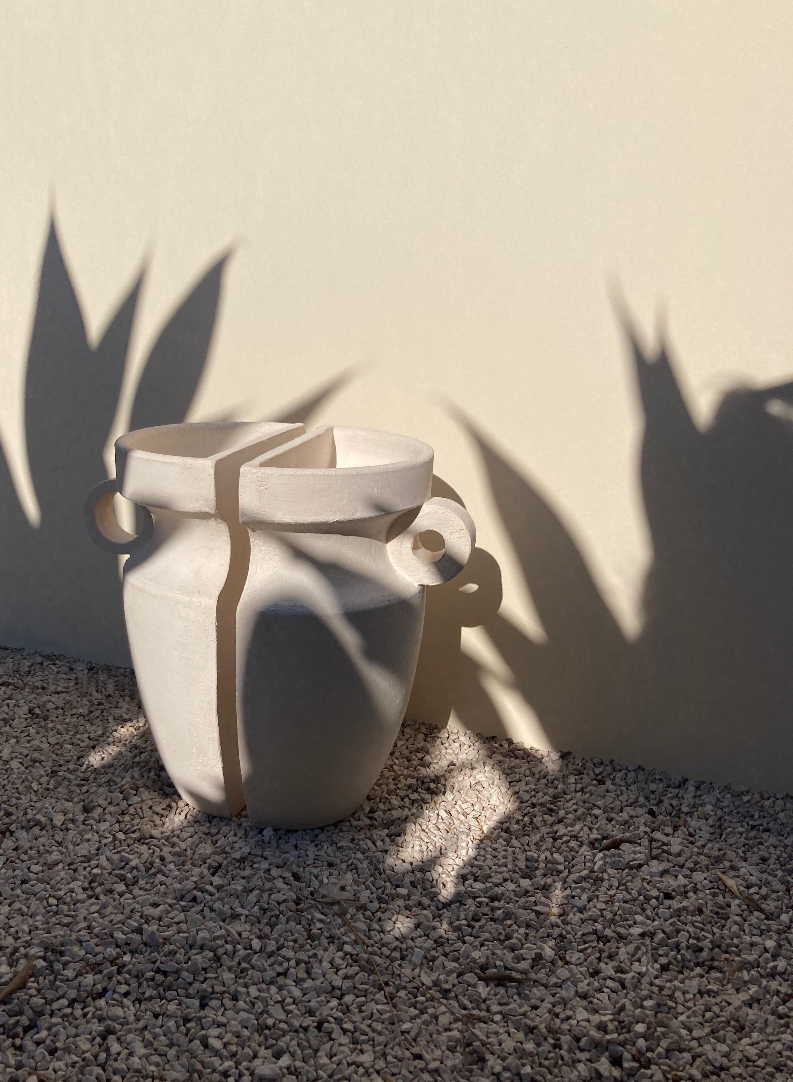 Fait main Les Inseparables - Vase à fleurs blanc par Lea Ginac en vente