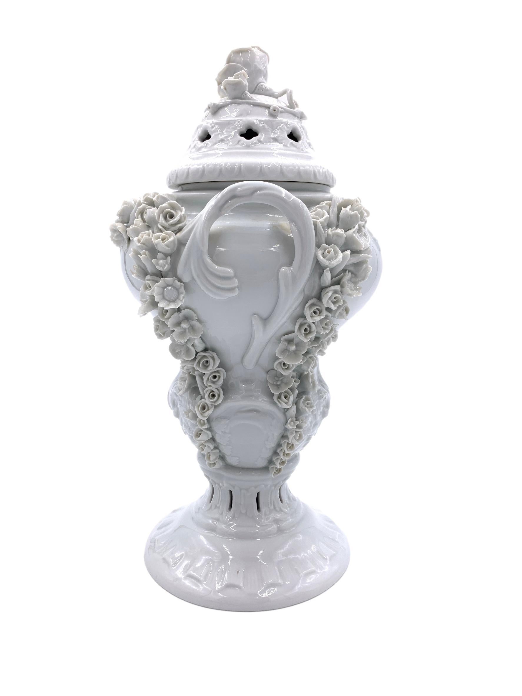A fine Hungarian 20th century porcelain urn decorated with roses, marked HEREND at the base.
 