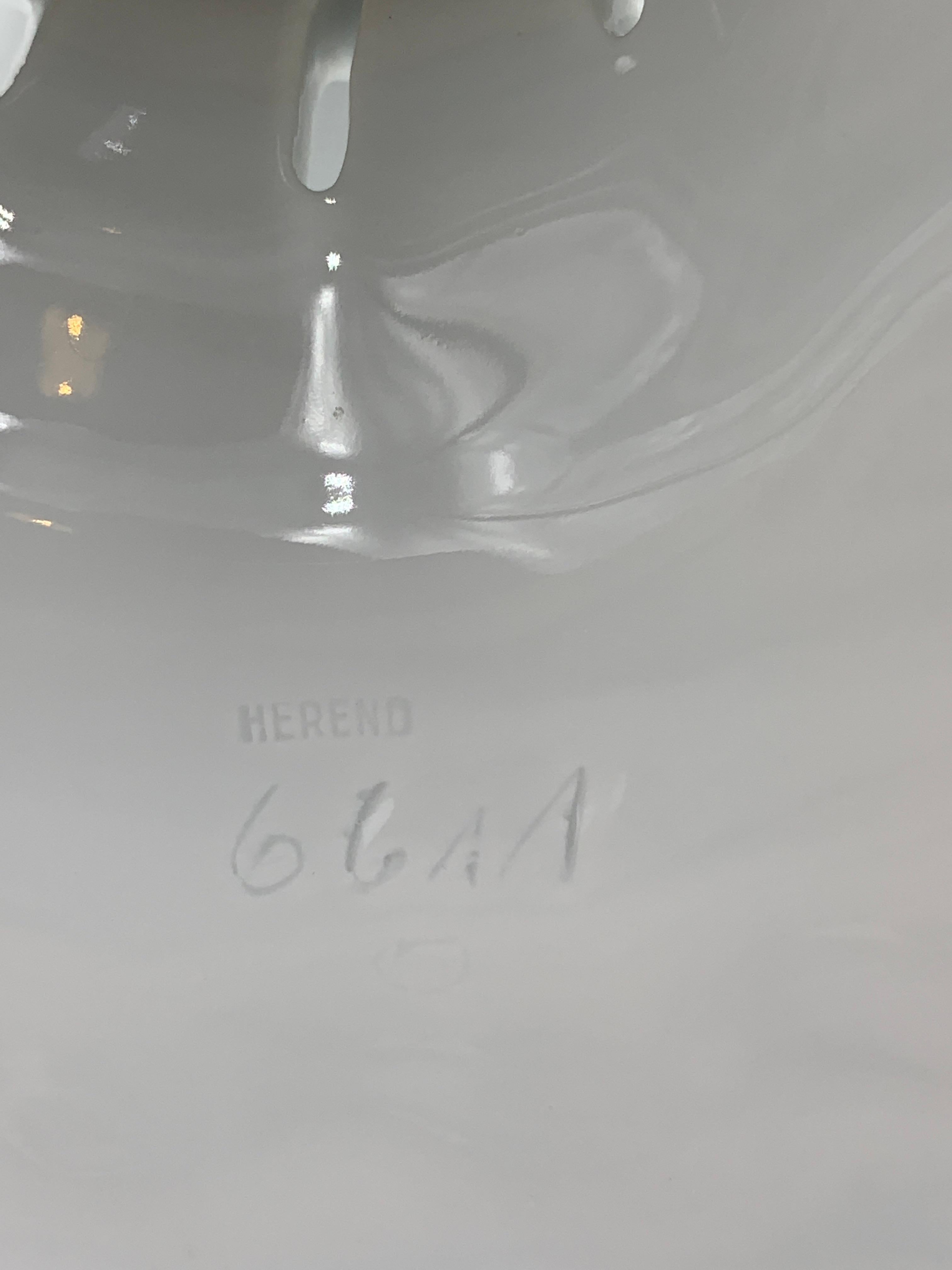 Urna in porcellana con coperchio bianco, firmata Herend, XX secolo, Ungheria in vendita 1