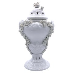 Urne en porcelaine blanche à couvercle, signée Herend, 20ème siècle, Hongrie