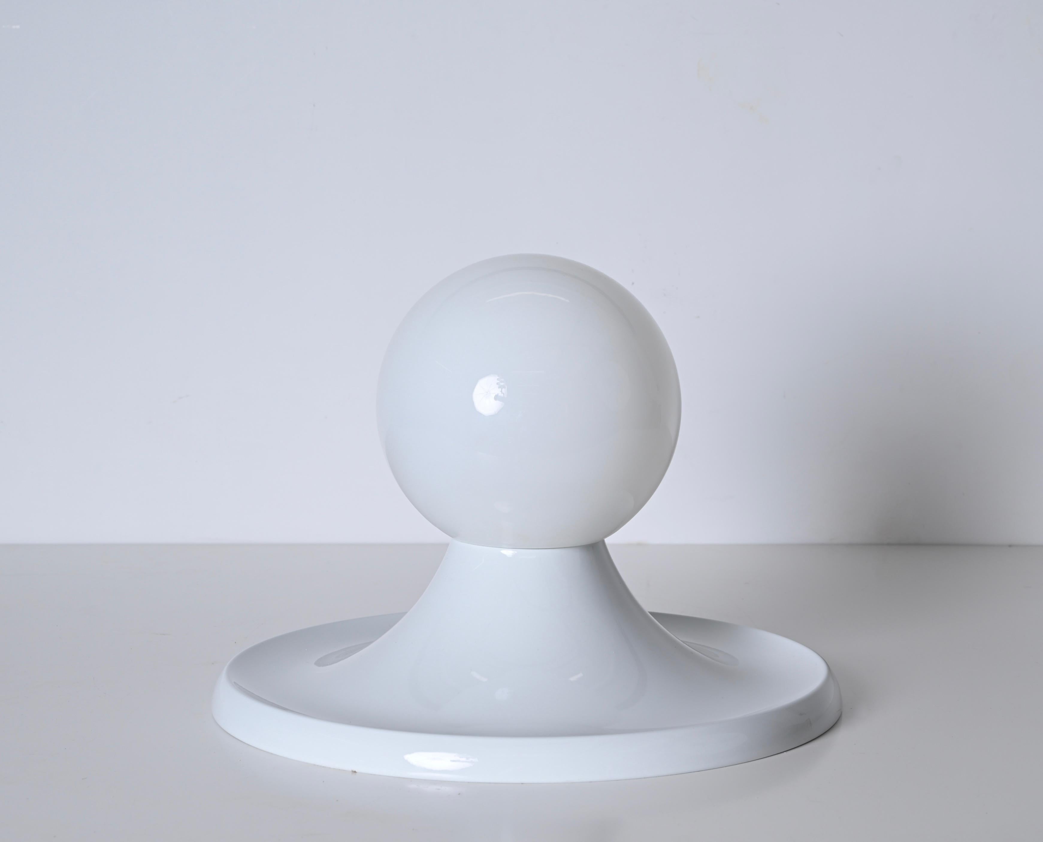 Magnifique lumière blanche  Boule, conçue par Achille Castiglioni pour Flos en Italie dans les années 1960. En métal blanc et verre opale. Cette lampe fantastique a été conçue par Castiglioni pour Arteluce et produite en Italie par Flos dans les