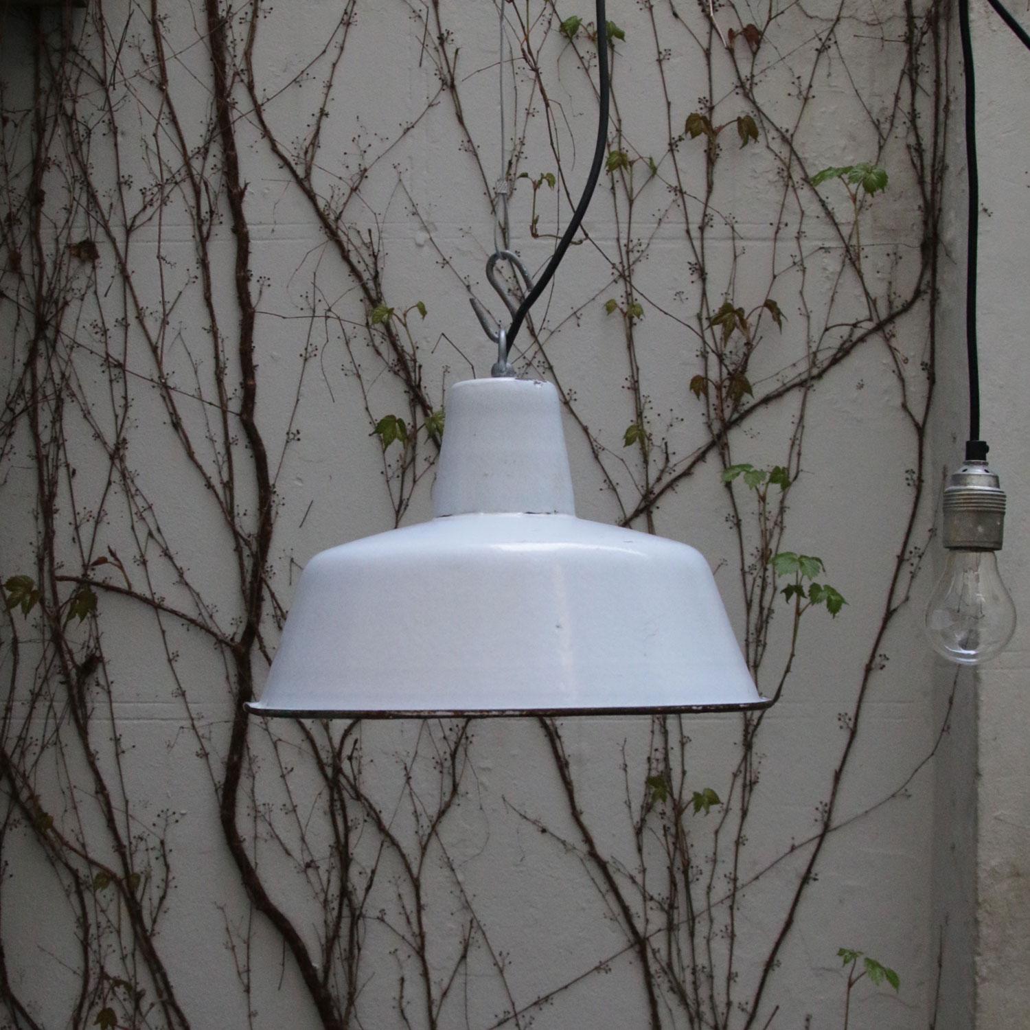 White Light Grey Enamel Vintage Industrial Pendant Lights (2x) In Good Condition In Amsterdam, NL