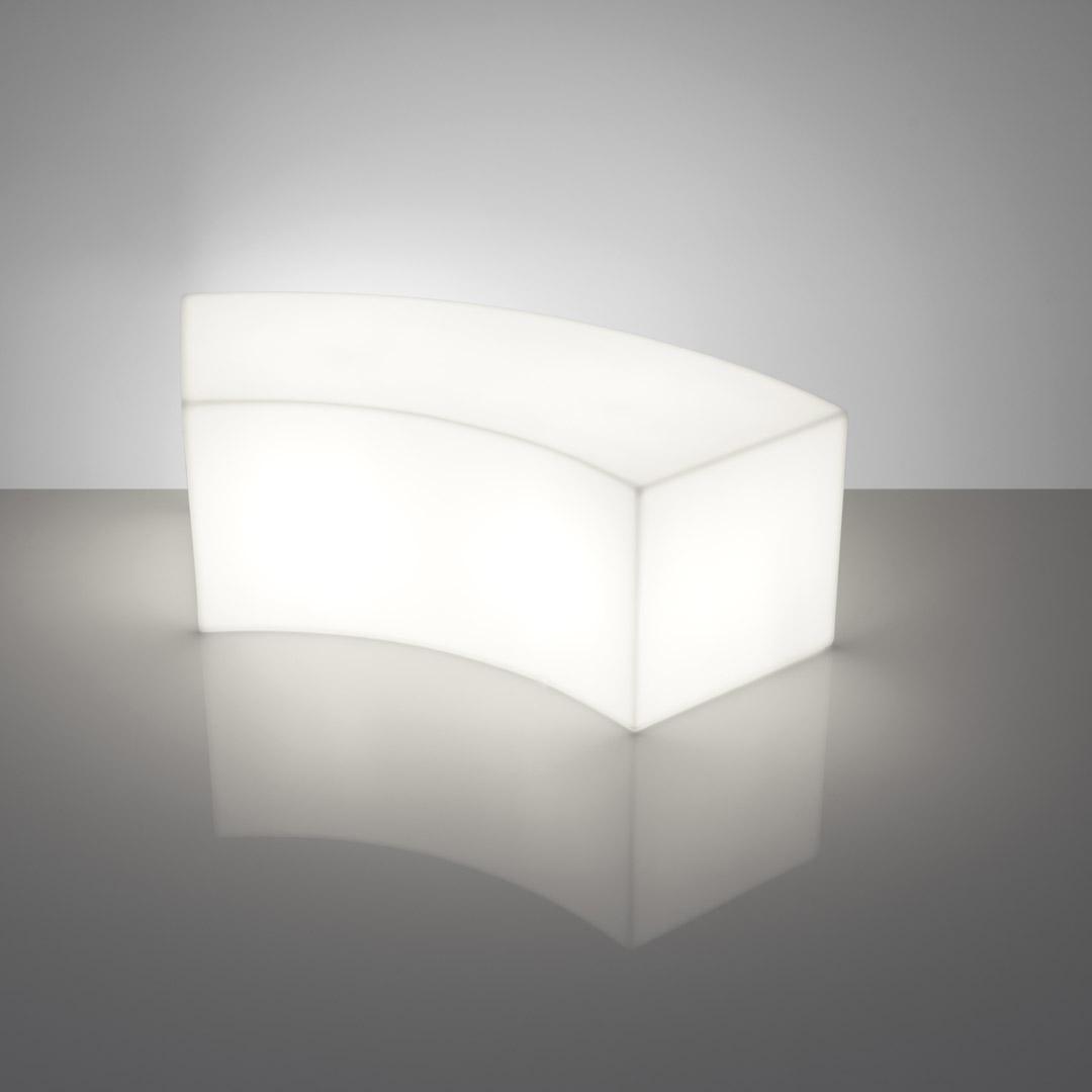 Siège modulaire serpent Lights by Giò Colonna Romano
Dimensions : D 53 x L 123 x H 43 cm. 
Matériaux : Polyéthylène.
Poids : 11 kg.

Ce produit peut être utilisé à l'intérieur et à l'extérieur. Système d'éclairage compatible avec les ampoules LED.