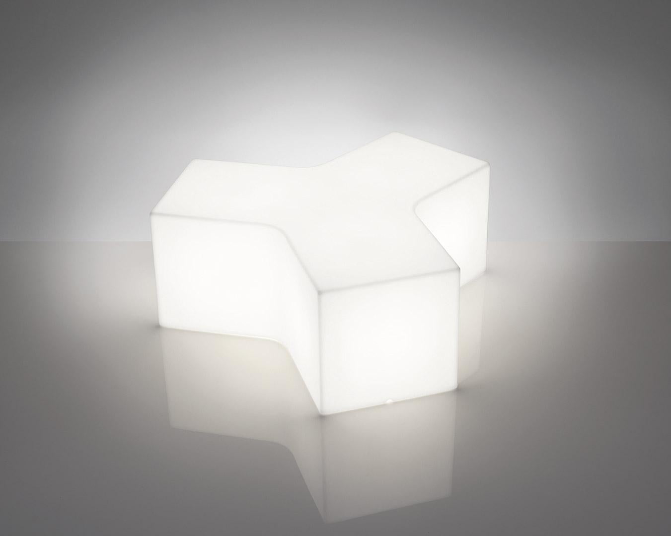 Siège modulaire Ypsilon blanc éclairé par SLIDE Studio
Dimensions : D 117 x L 100 x H 43 cm. 
Matériaux : Polyéthylène.
Poids : 15 kg.

Ce produit peut être utilisé à l'intérieur et à l'extérieur. Système d'éclairage compatible avec les ampoules