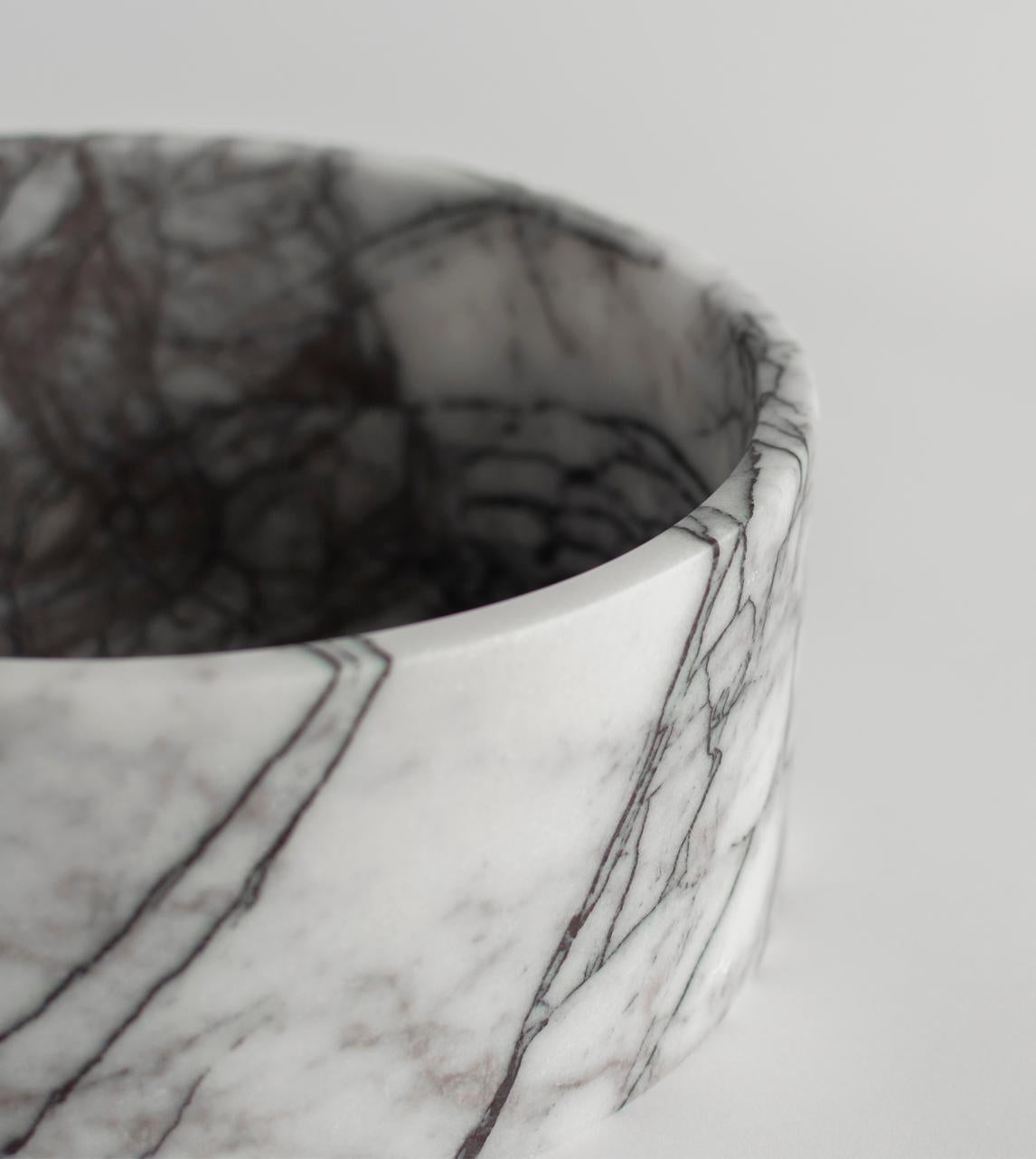 Ce grand bol en marbre rose est magnifiquement fabriqué à la main à partir d'une seule pièce de marbre noir turc authentique et adouci pour obtenir une finition soyeuse et mate. 

Il peut y avoir des variations naturelles qui ne sont pas des défauts
