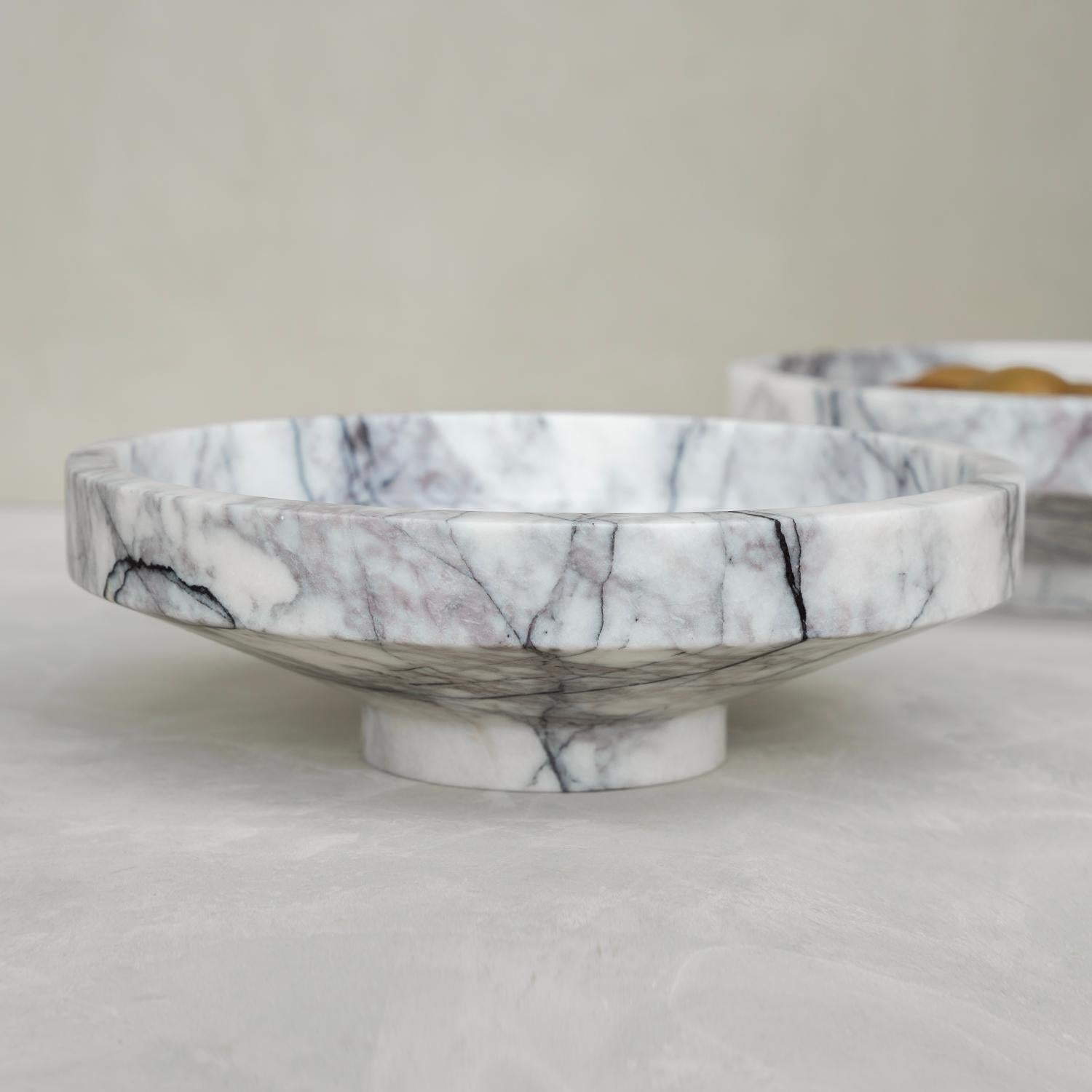 Whiting, notre exquise coupe étroite en marbre blanc lilas, fusion de l'élégance et de la fonctionnalité. Fabriqué en marbre blanc luxueux avec des veines violettes profondes, ce superbe bol témoigne d'une beauté et d'une sophistication