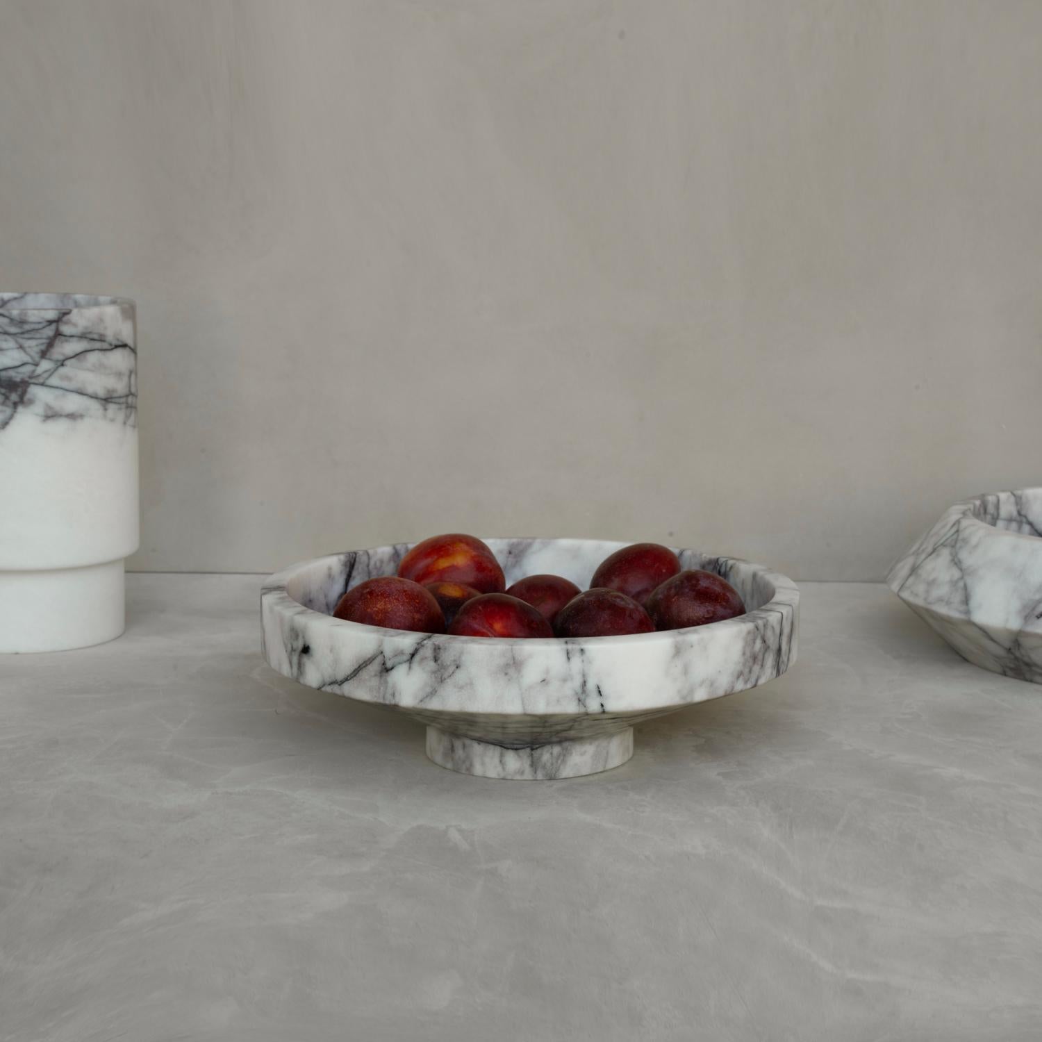 Sculpté à la main Bol étroit en marbre blanc lilas en vente