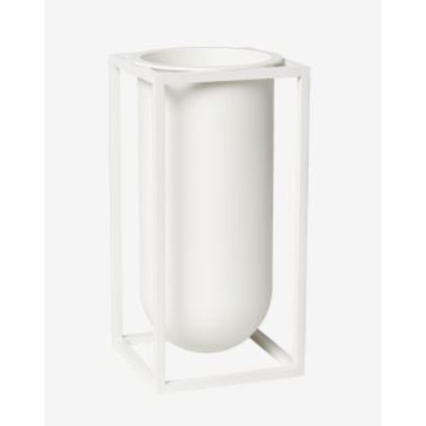 Vaso White Lily Kubus di By Lassen
Dimensioni: D. 10 x L. 10 x H. 20 cm 
Materiali: Metallo 
Peso: 1,50 Kg

Il giglio del vaso Kubus è stato progettato da Søren Lassen nel 2018 come terzo della serie di vasi della collezione Kubus. Con il suo