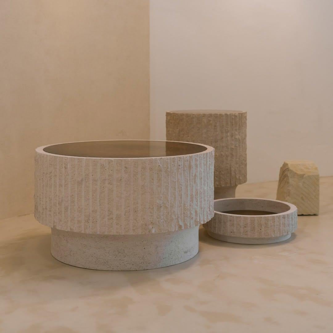 Table basse sculptée en pierre calcaire blanche et laiton patiné 35 par Frederic Saulou en vente 5
