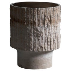 Weißer Couchtisch aus weißem Kalkstein und patiniertem Messing mit Skulptur 35 von Frederic Saulou