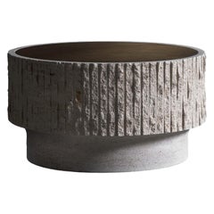 Weißer Couchtisch aus weißem Kalkstein und patiniertem Messing mit Skulptur 60 von Frederic Saulou