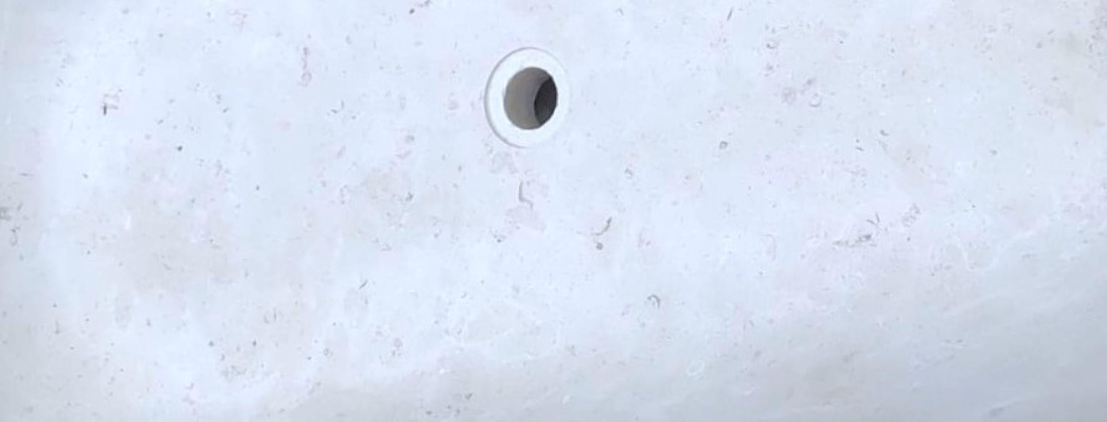 Weiße Kalksteinspüle Geformtes Becken im Angebot 1