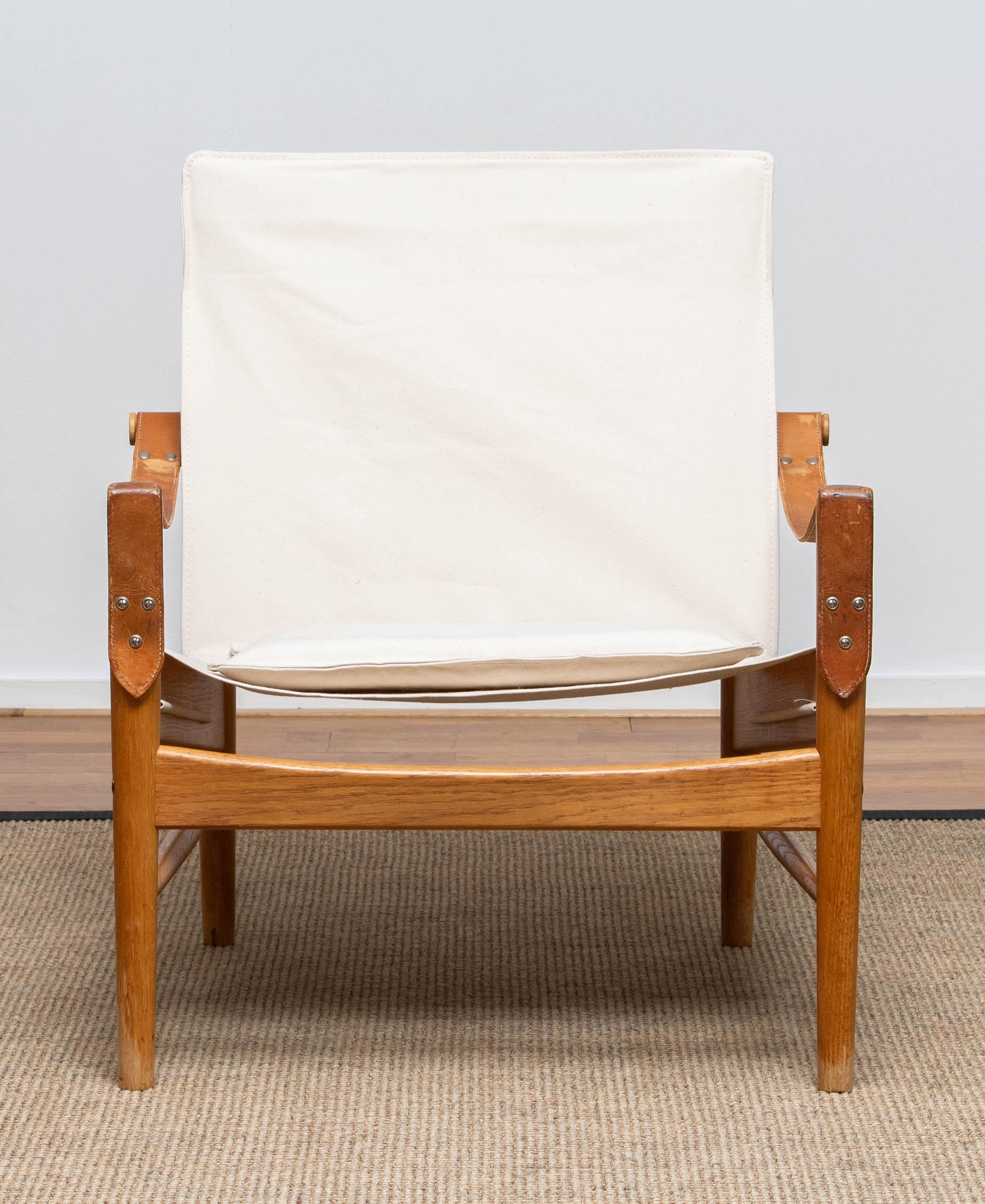 Beautiful safari chair designed by Hans Olsen for Viska Möbler Kinna, Sweden.
These chairs are made of oak with a new white canvas / linen upholstery.
They are in a wonderful condition and marked.
Period: 1960s.
Dimensions: H 81 cm, W 73 cm, D 70