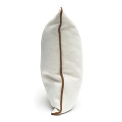 Coussin en lin blanc avec bordure en cuir brun clair, sur mesure