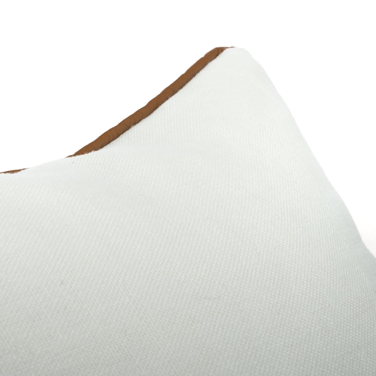 Moderne Coussin en lin blanc avec bordure en cuir brun clair, sur mesure en vente