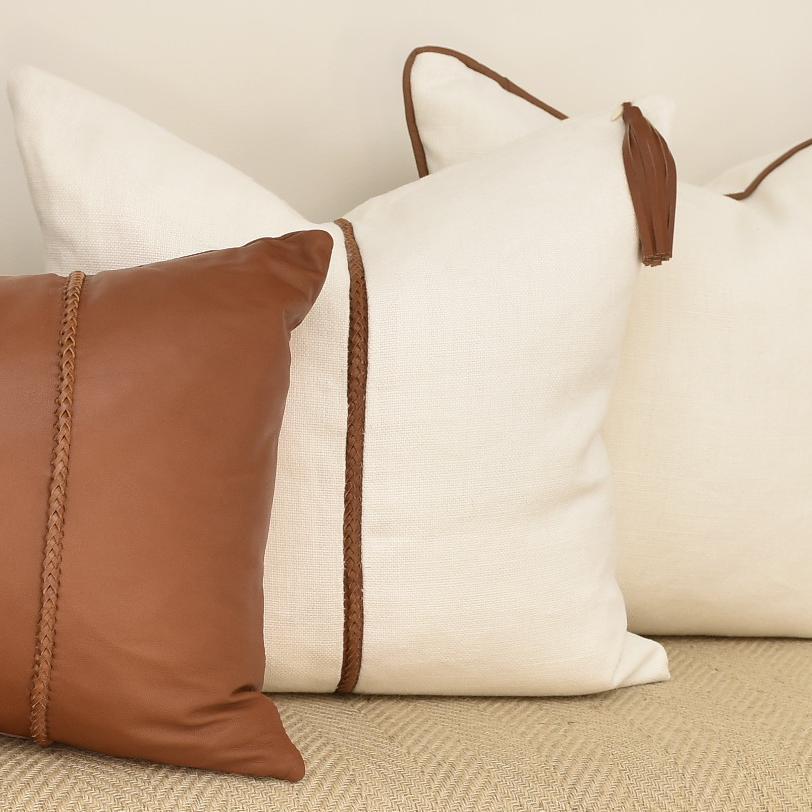 Australien Coussin en lin blanc avec bordure en cuir brun clair, sur mesure en vente