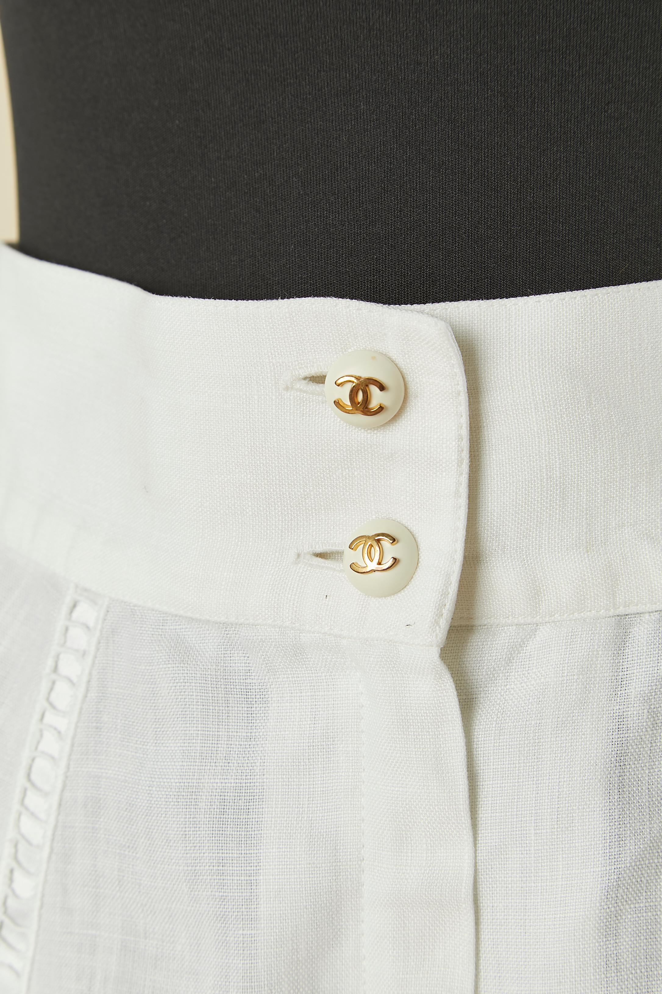 Pantalón corto de lino blanco con botón de la marca, ojal y cierre de cremallera en la parte media superior delantera. 
Borde inferior cortado en bruto
TALLA 34 (Fr) XS 