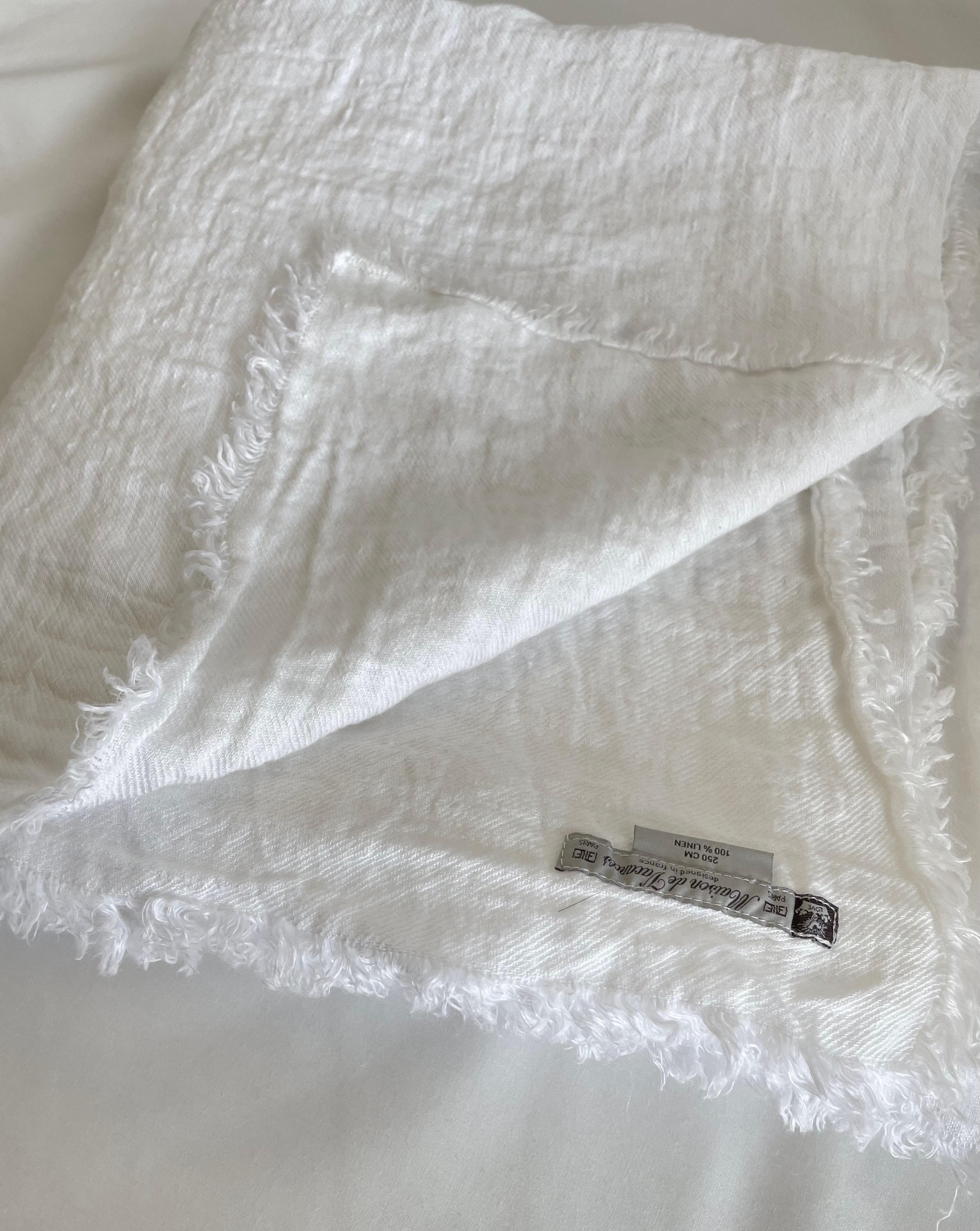 White Linen Throw with Decorative Frayed Edges In New Condition For Sale In Brea, CA