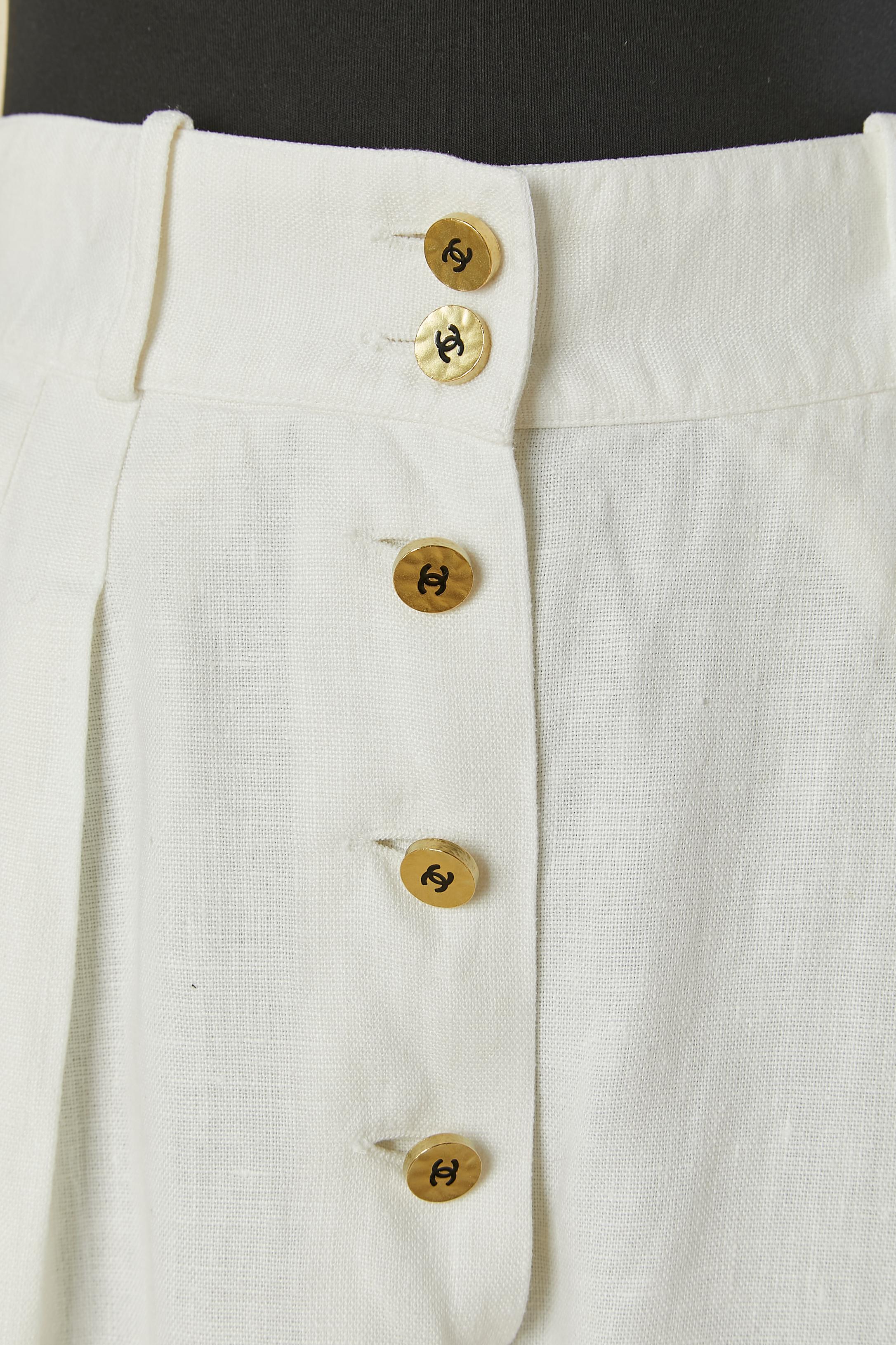 Pantaloni di lino bianchi. Fodera in seta. Tasca su entrambi i lati. Chiusura con bottone e asola con marchio sulla parte centrale del davanti. 
TAGLIA 34 (Fr) XS 